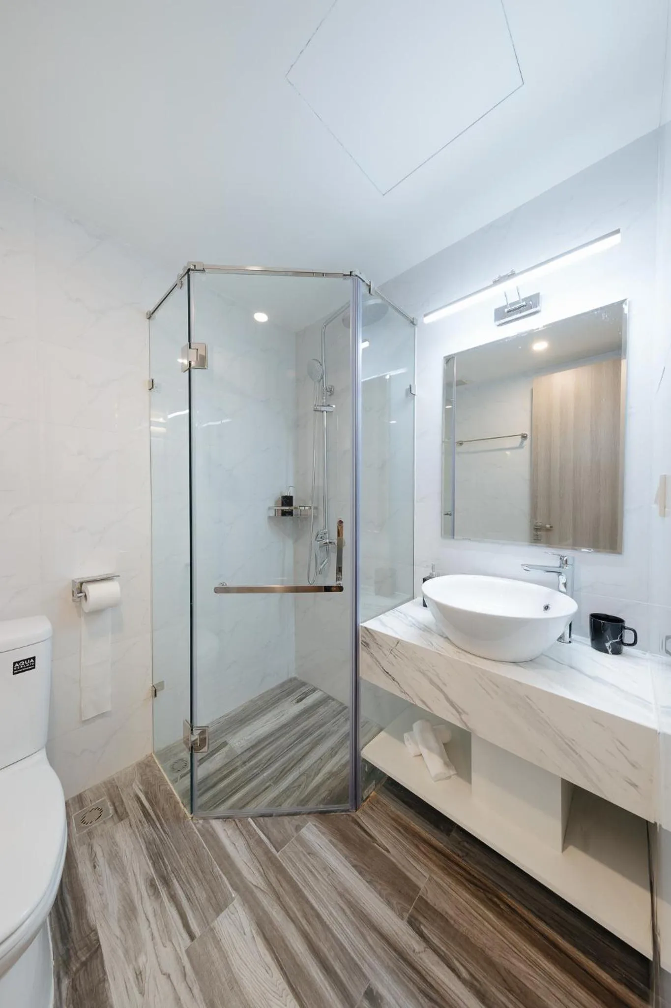 Shower in Su Casa Hanoi Old Quarter