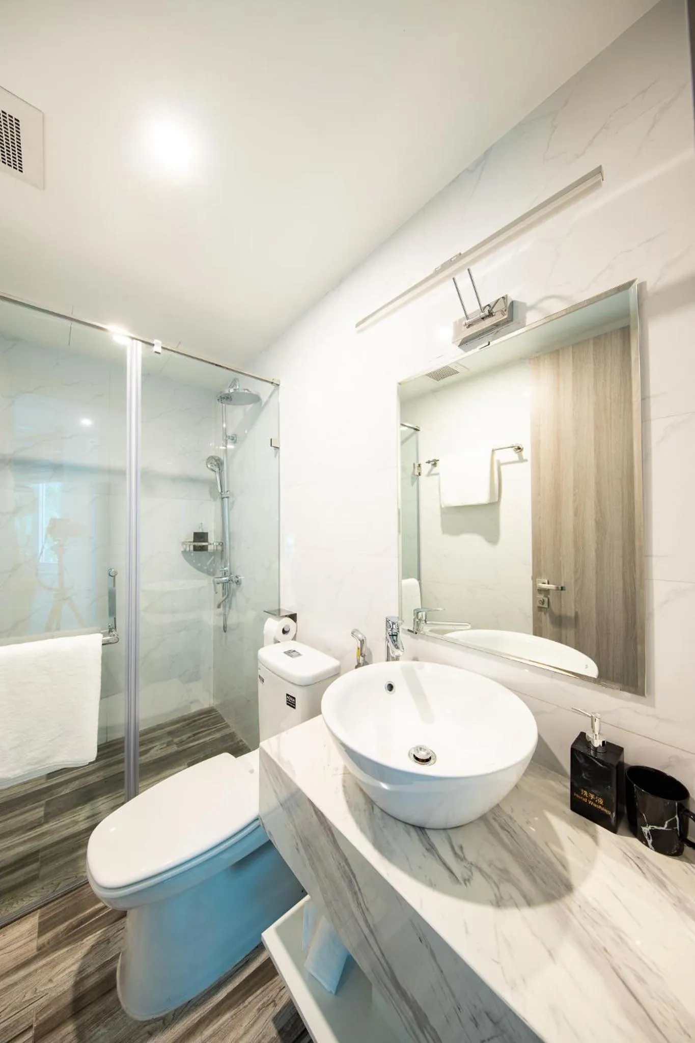 Shower in Su Casa Hanoi Old Quarter