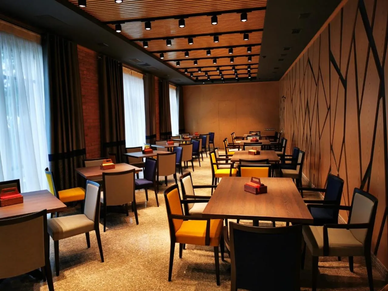 Restaurant/places to eat in Royal Plus Hotel