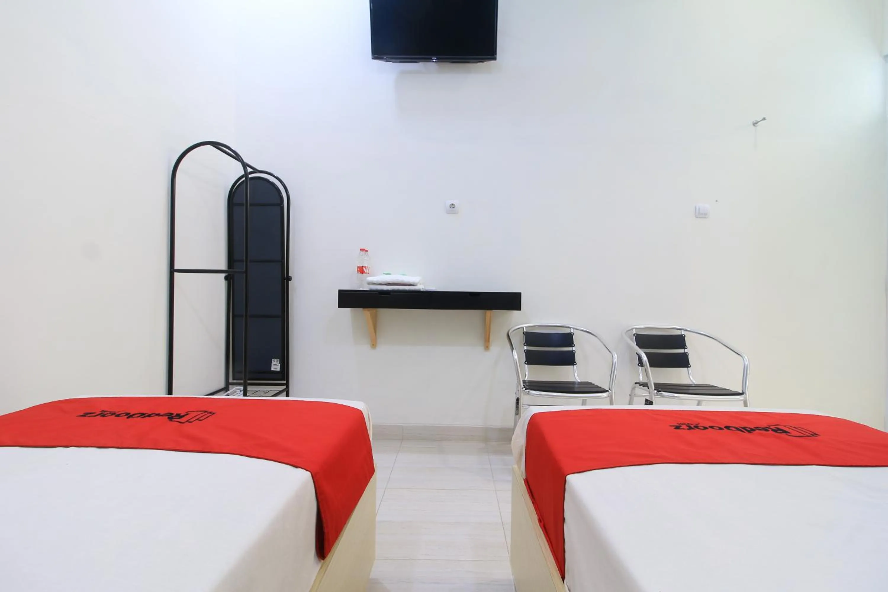 Bedroom, Bed in RedDoorz at Hotel Putra Perdana Klaten