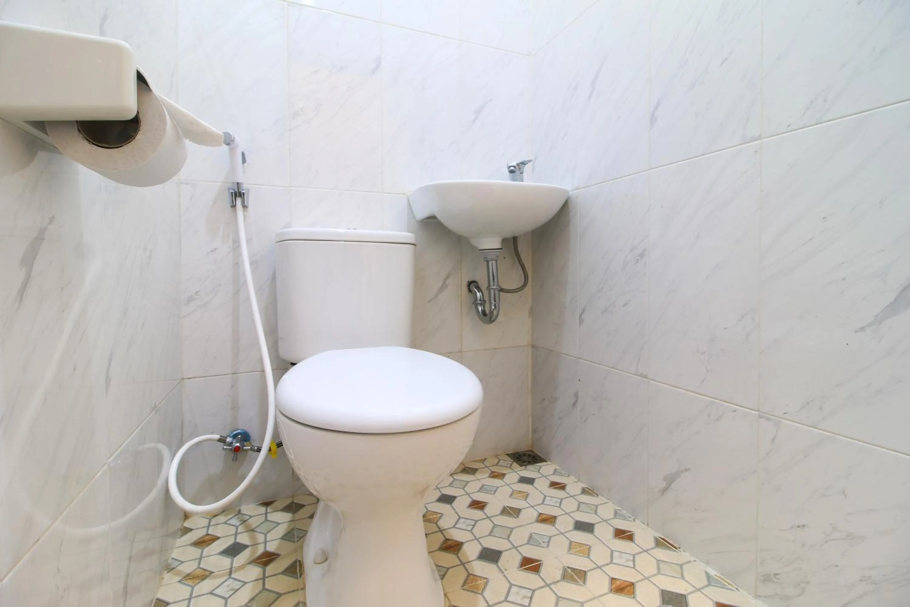 Bathroom in RedDoorz at Hotel Putra Perdana Klaten