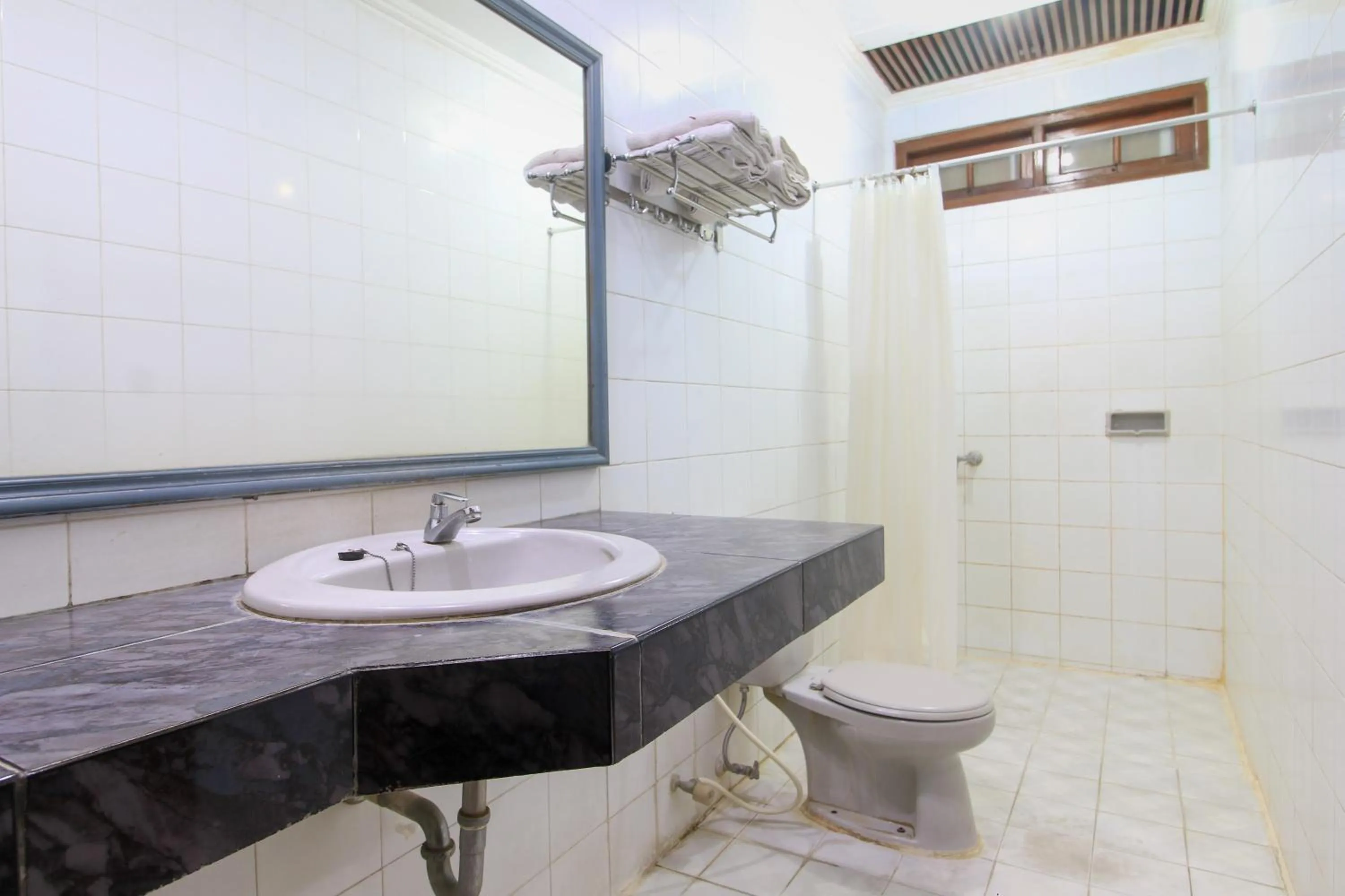 Bathroom in RedDoorz at Hotel Putra Perdana Klaten