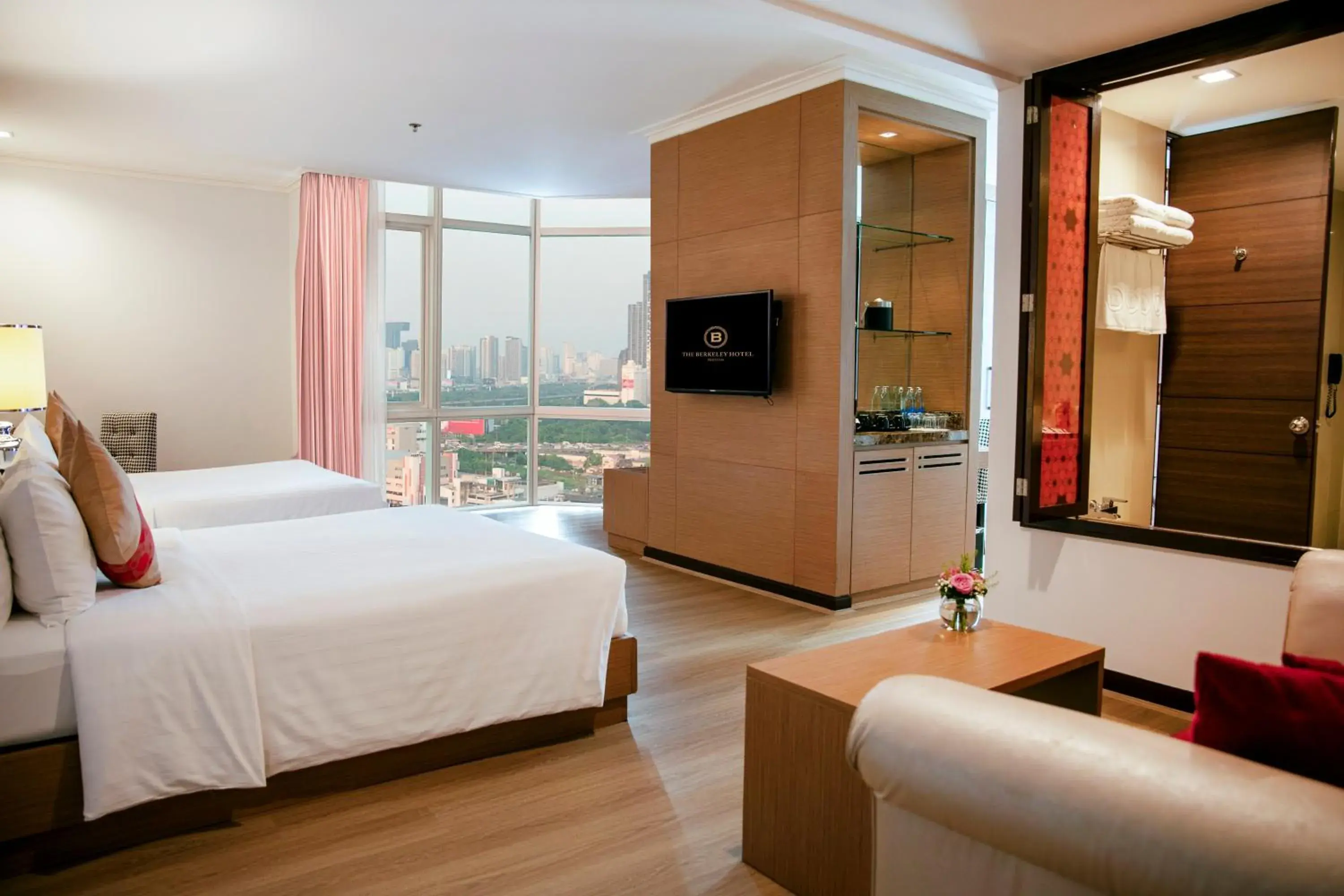 Luxury Quadruple Room (Main Tower) in The Berkeley Hotel Pratunam Luxury Quadruple Room (Main Tower) in The Berkeley Hotel Pratunam