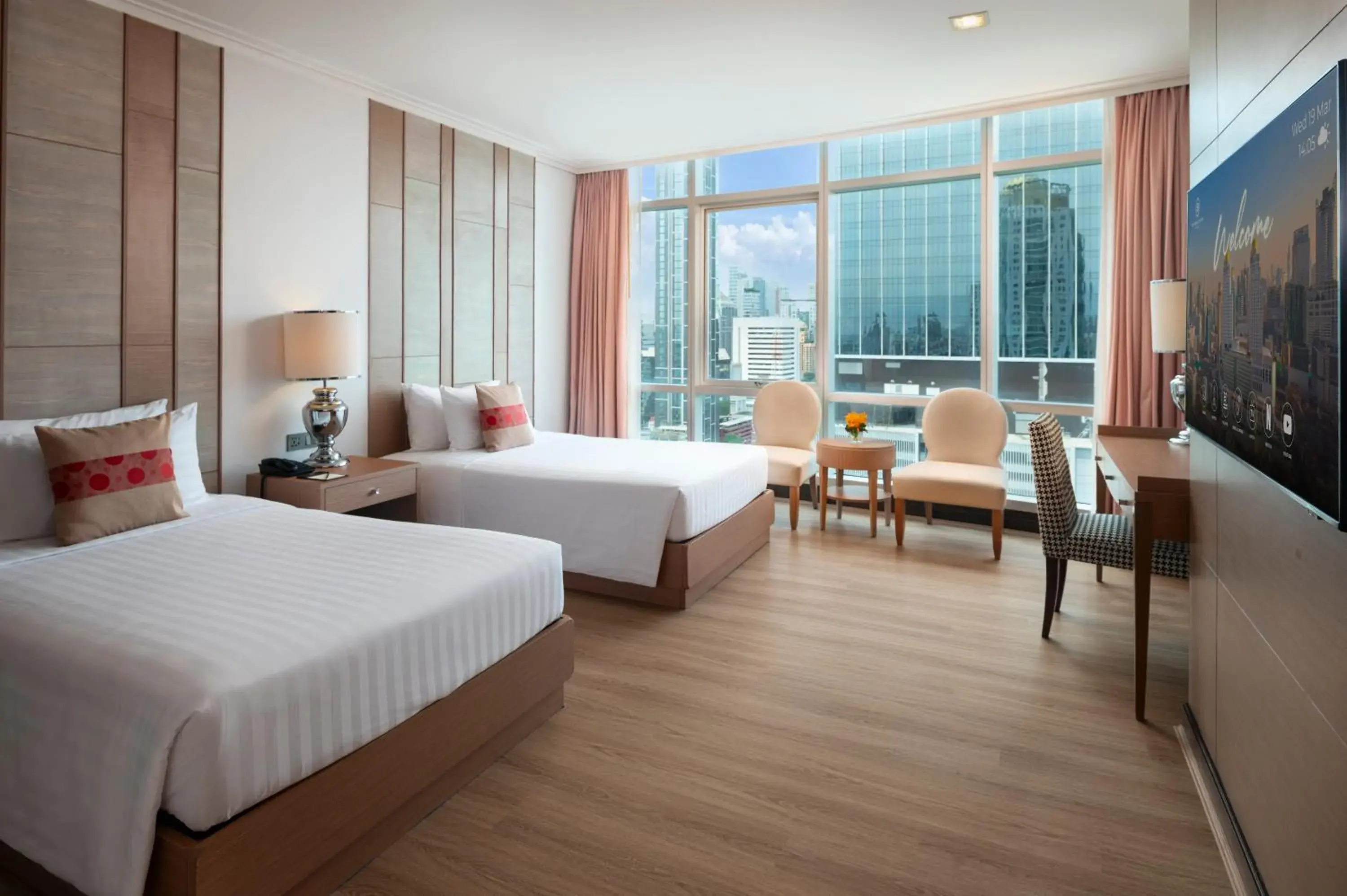 Luxury Room (Main Tower) in The Berkeley Hotel Pratunam Luxury Room (Main Tower) in The Berkeley Hotel Pratunam