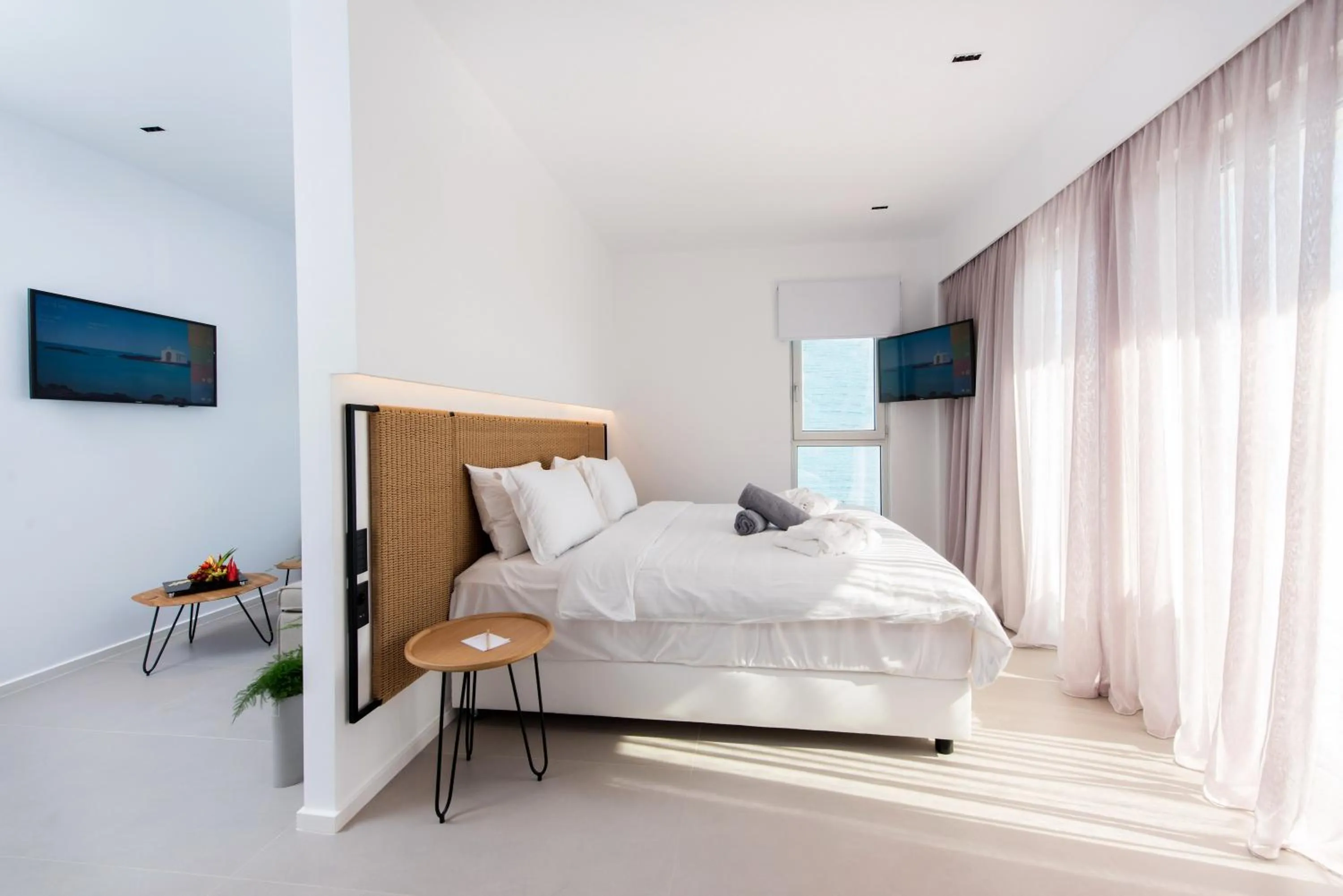 Photo of the whole room, Bed in Enorme Ammos Beach