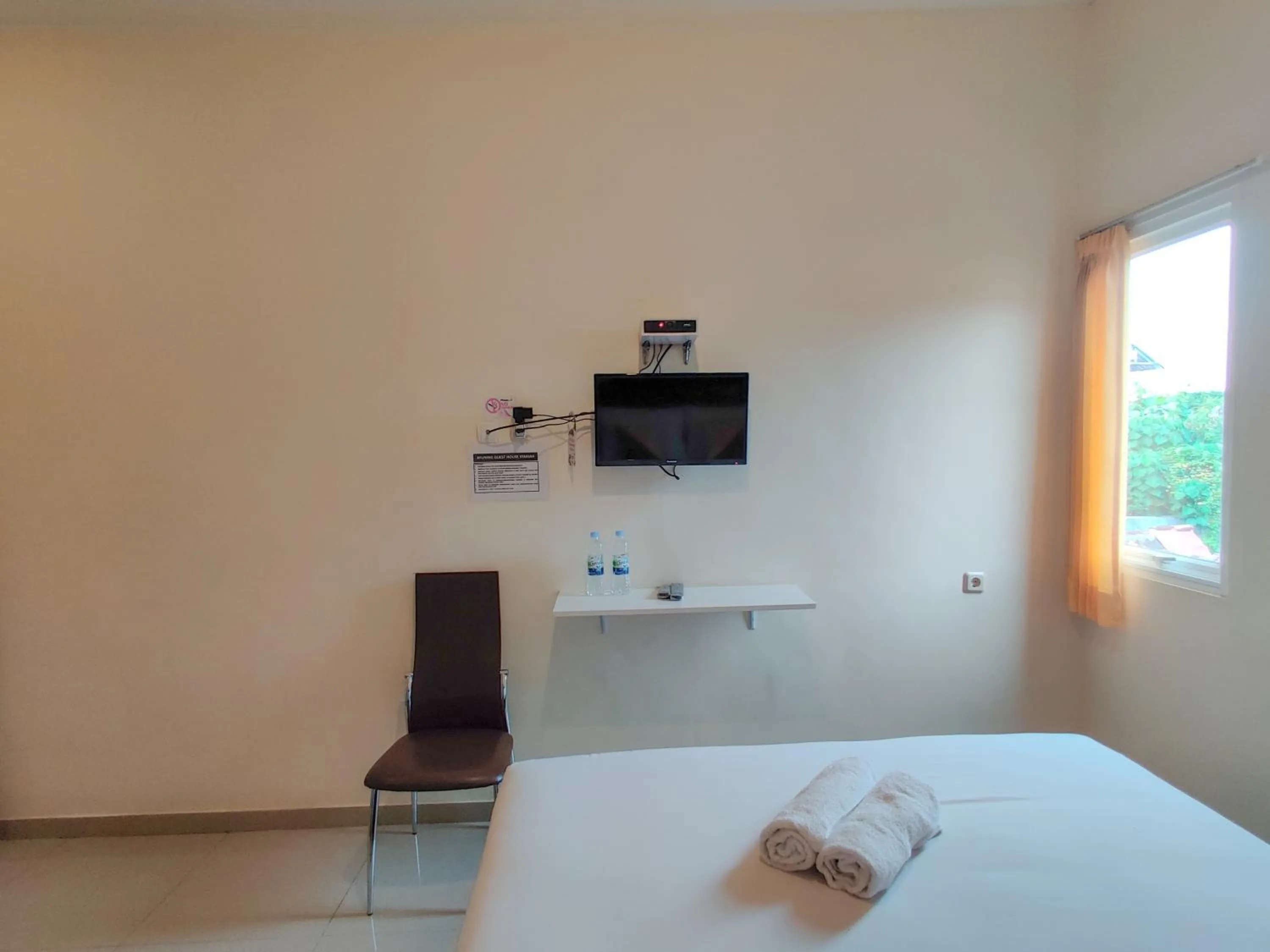 Bed in Ayuning Guest House Syariah Semarang Mitra RedDoorz