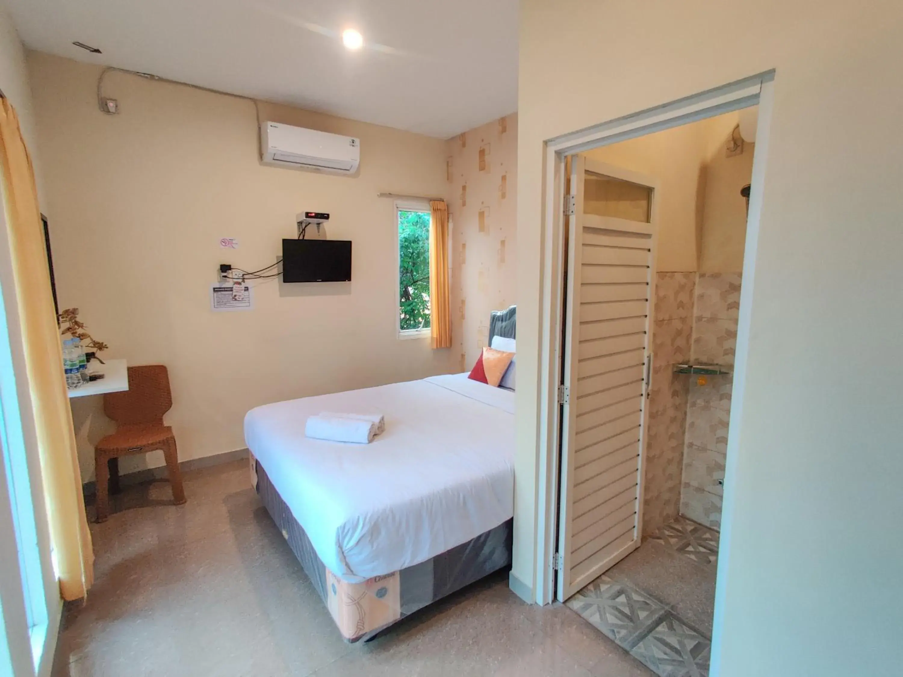 Standard Double Room in Ayuning Guest House Syariah Semarang Mitra RedDoorz Standard Double Room in Ayuning Guest House Syariah Semarang Mitra RedDoorz