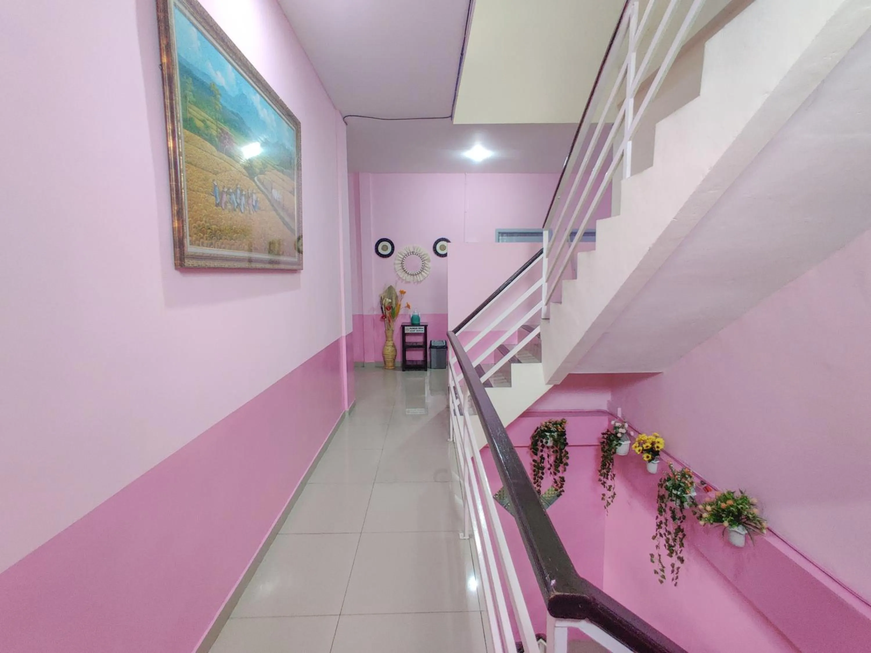 Lobby or reception in Ayuning Guest House Syariah Semarang Mitra RedDoorz
