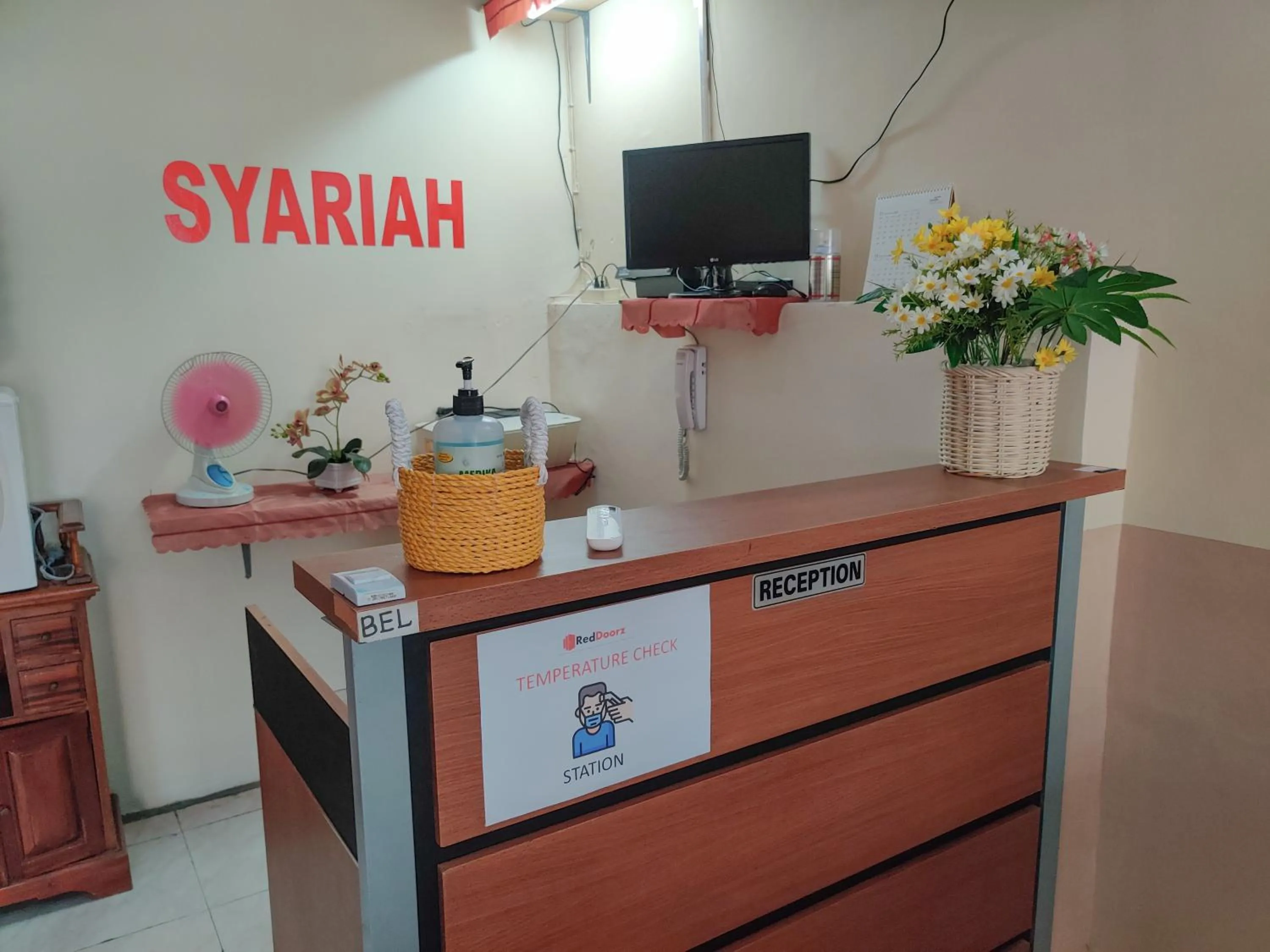 Lobby or reception in Ayuning Guest House Syariah Semarang Mitra RedDoorz