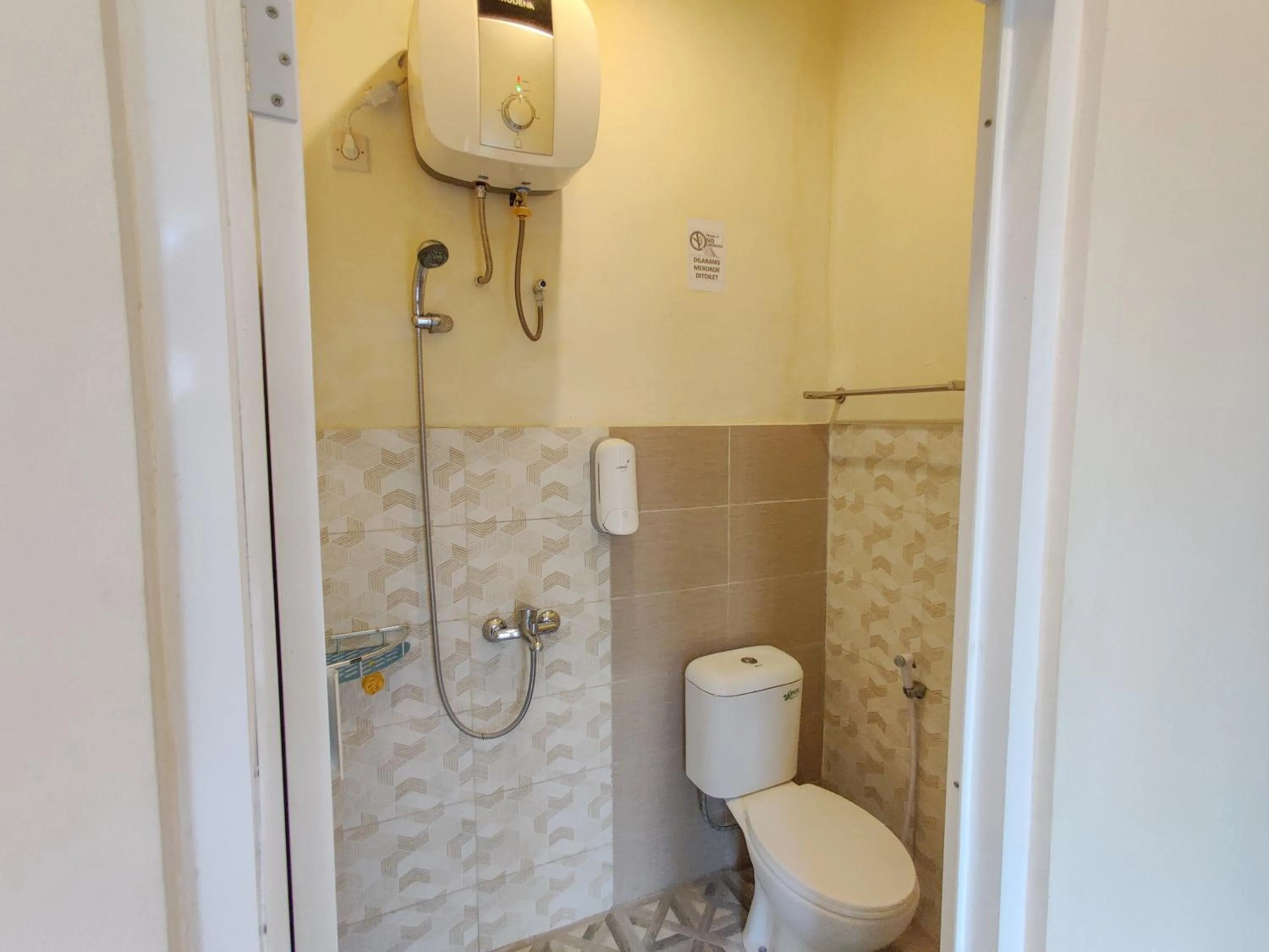 Shower in Ayuning Guest House Syariah Semarang Mitra RedDoorz