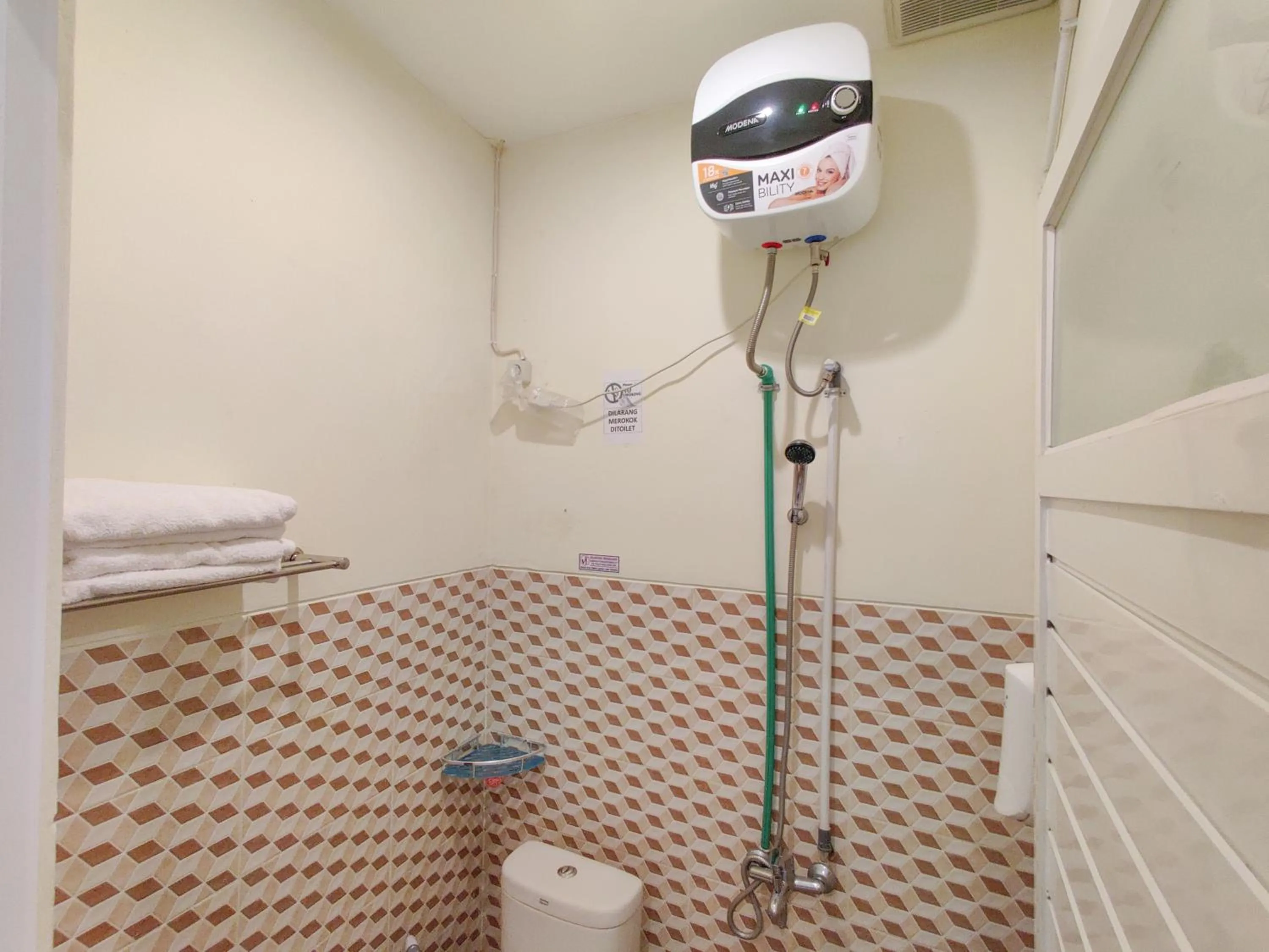 Shower in Ayuning Guest House Syariah Semarang Mitra RedDoorz