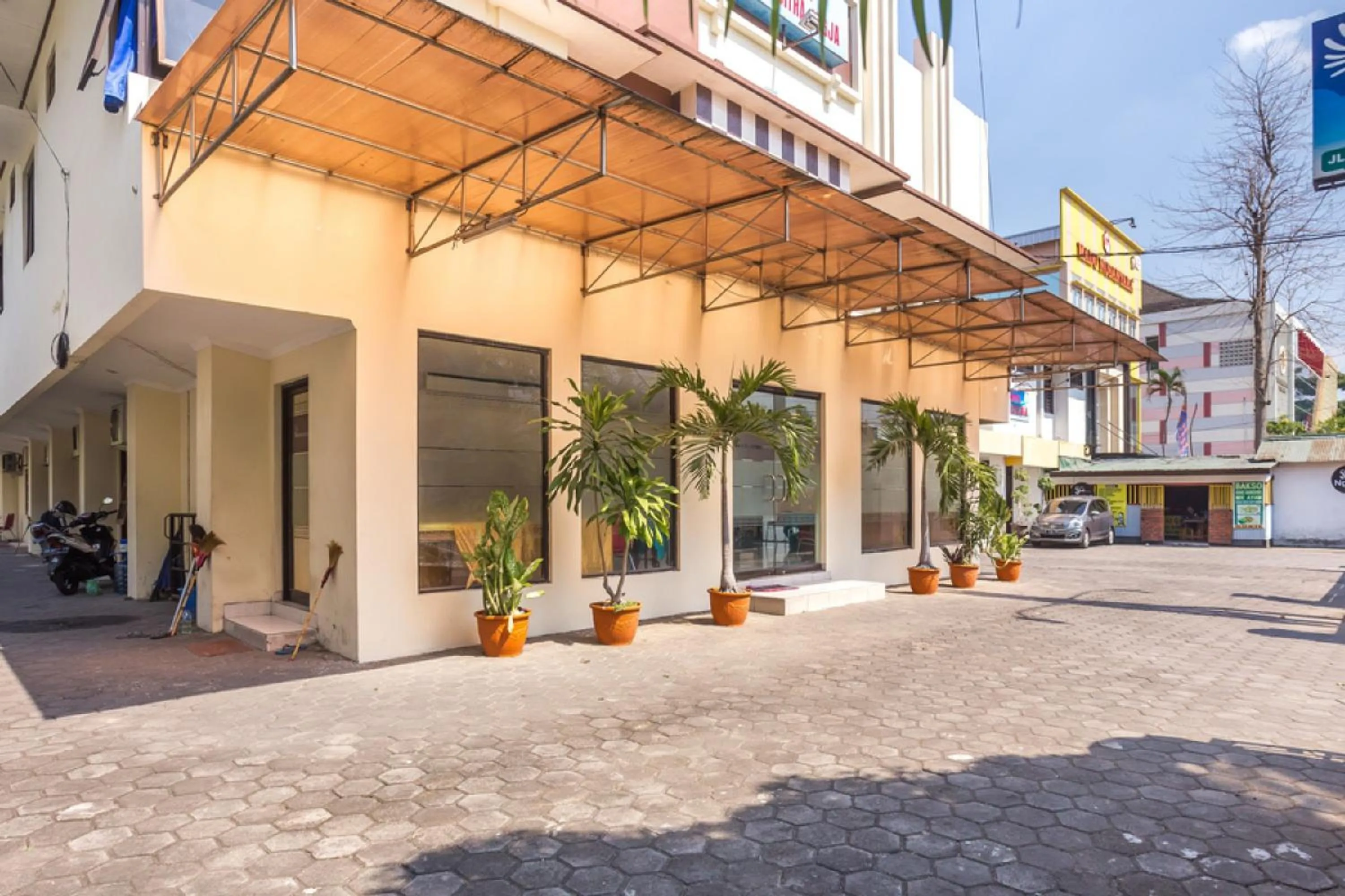 Facade/entrance in RedDoorz near XT Square 2