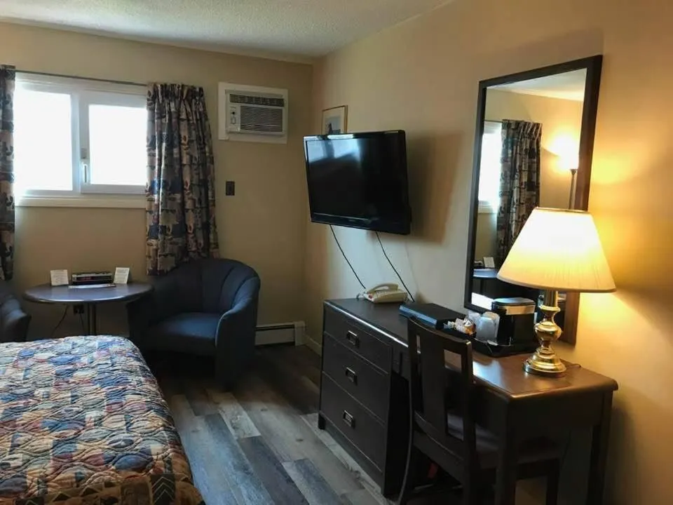 Photo of the whole room, Bed in Coastal Inn - Kingfisher