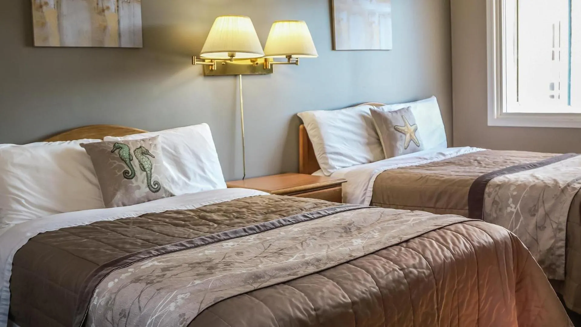 Bedroom, Bed in Coastal Inn - Kingfisher