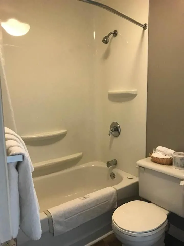 Shower in Coastal Inn - Kingfisher