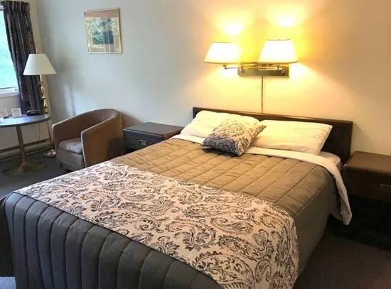 Bed in Coastal Inn - Kingfisher