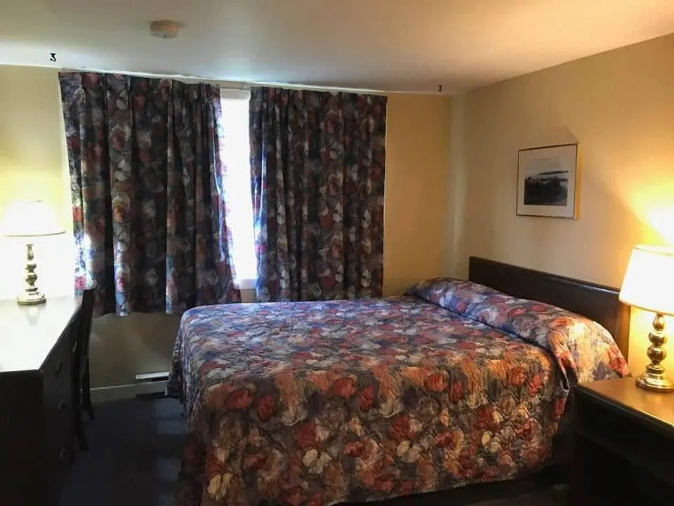 Bed in Coastal Inn - Kingfisher