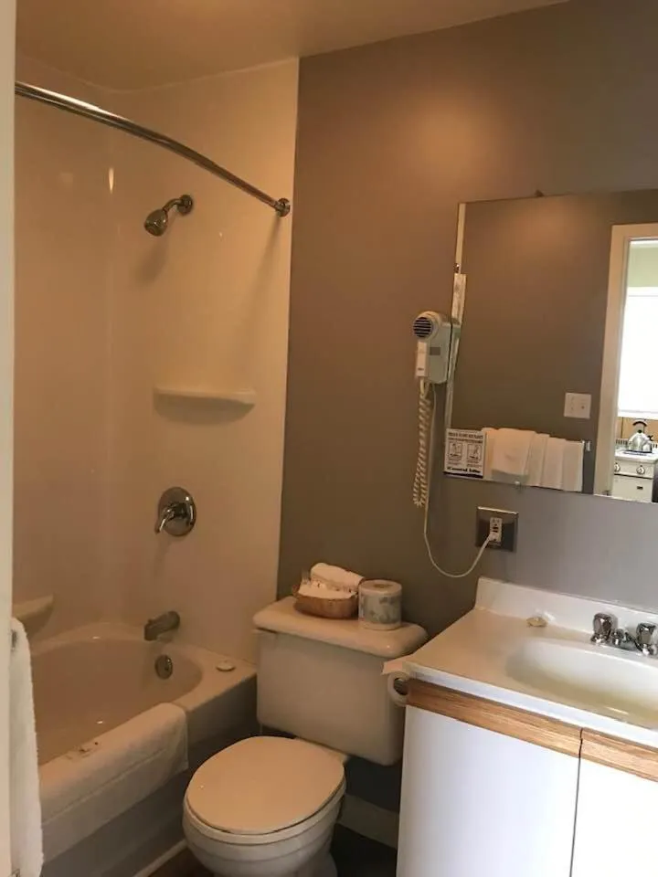 Shower in Coastal Inn - Kingfisher