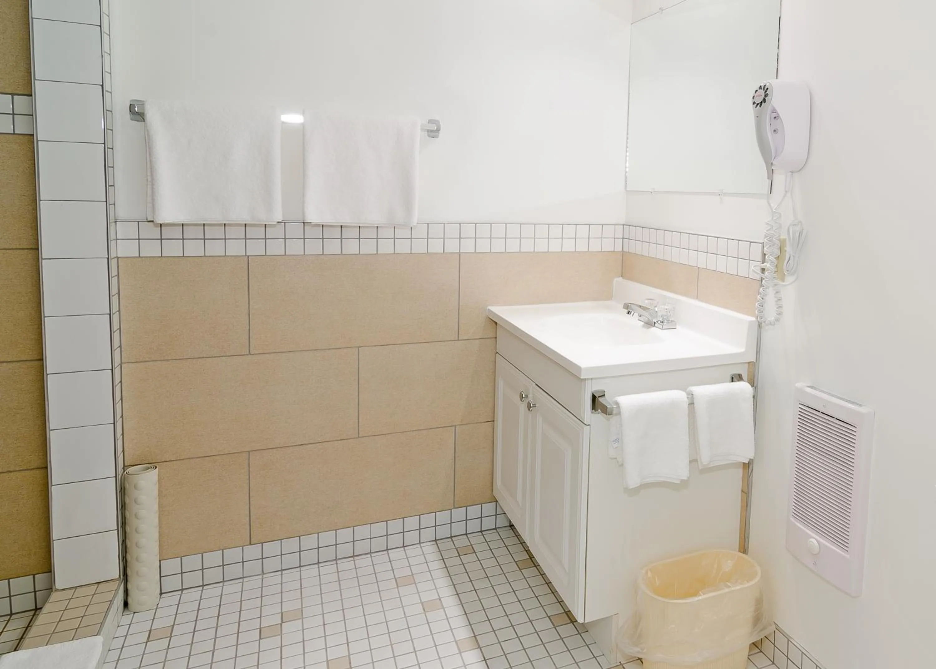 Bathroom in Coastal Inn - Kingfisher