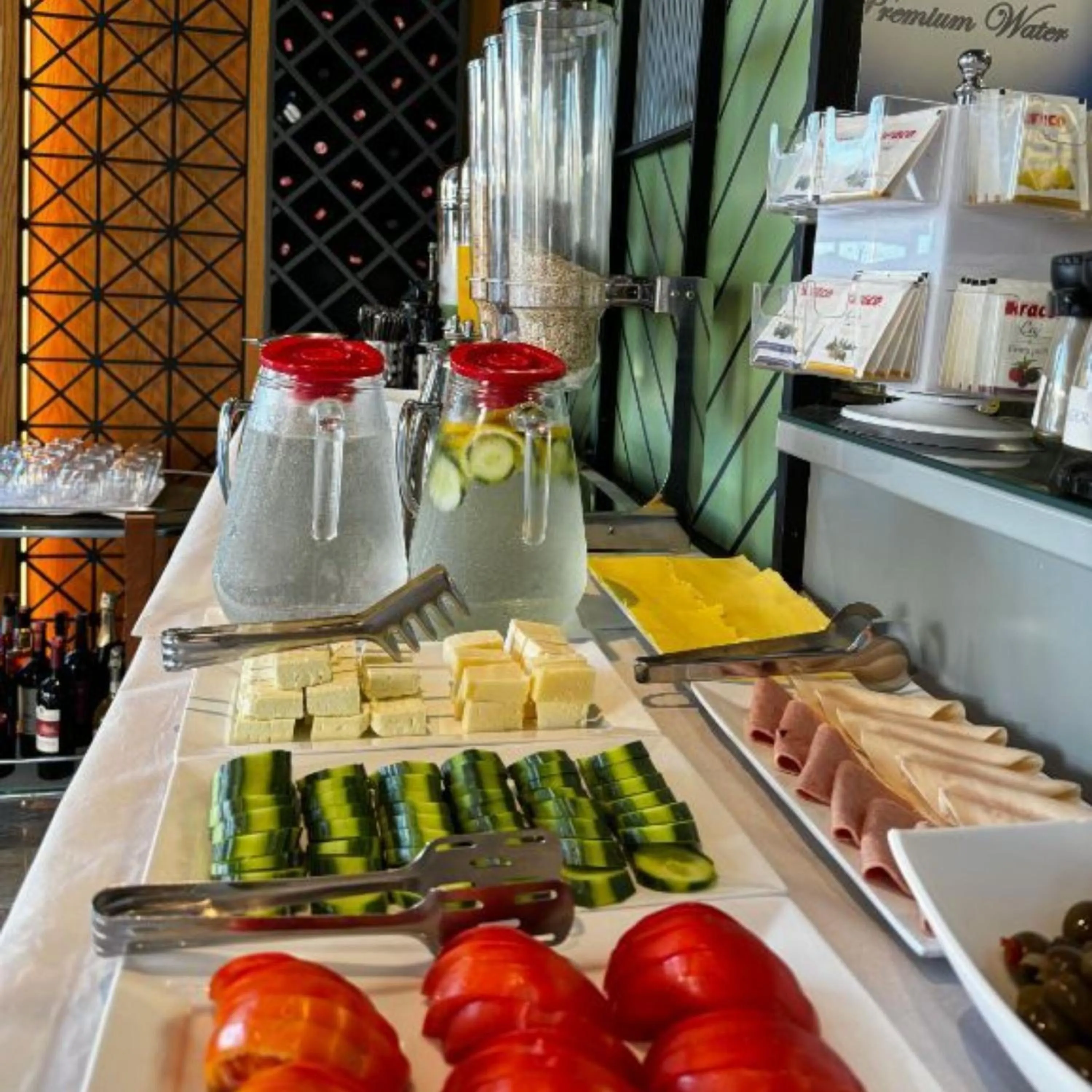 Food and drinks in Area Hotel