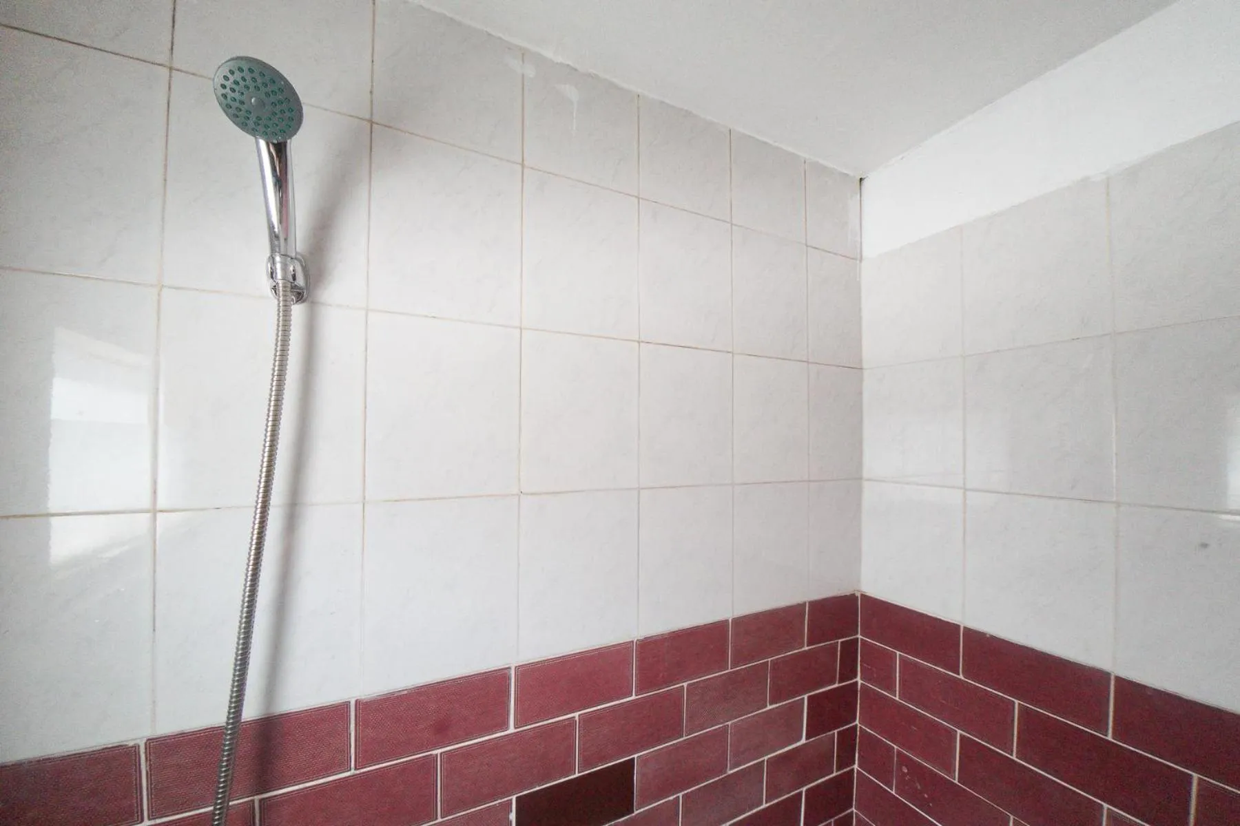 Bathroom in RedDoorz @ Tretes 2