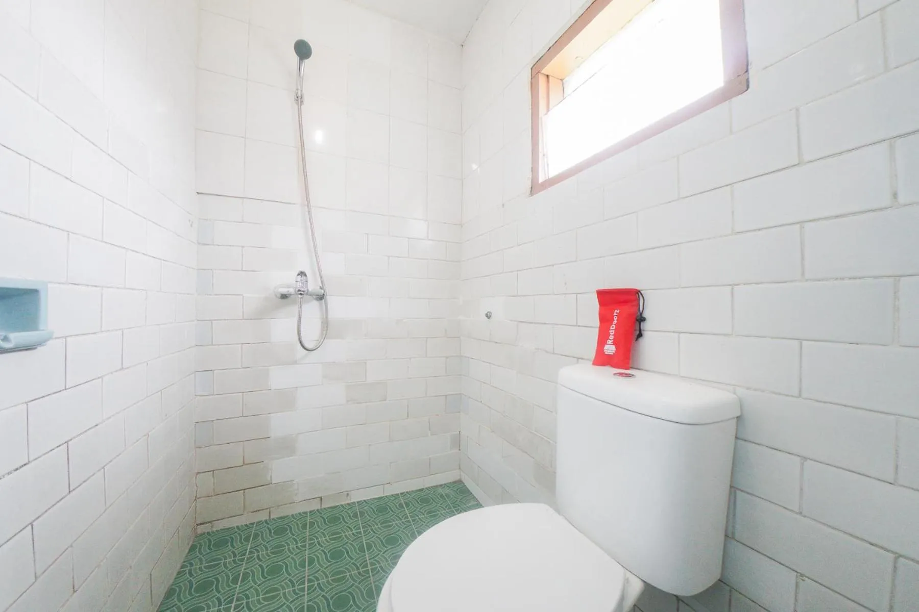 Bathroom in RedDoorz @ Tretes 2