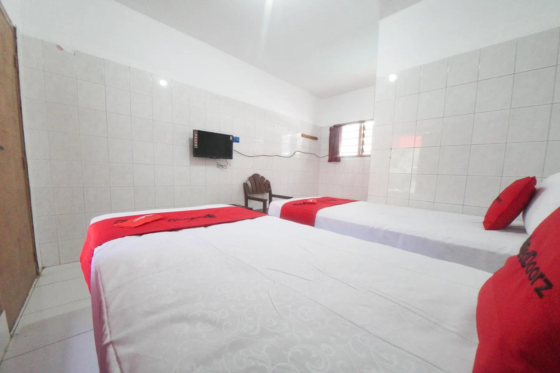 Bedroom, Bed in RedDoorz @ Tretes 2