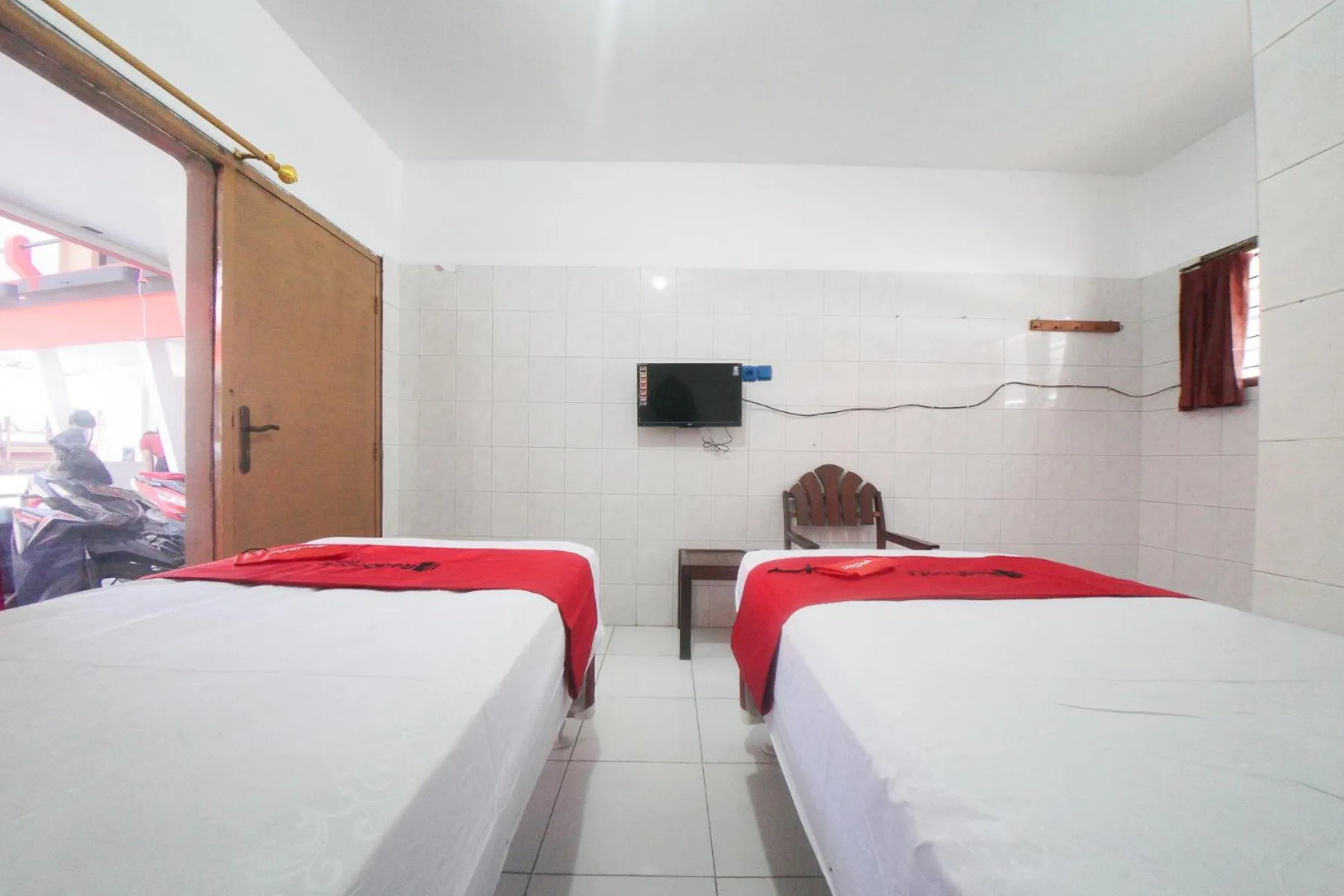 Bedroom, Bed in RedDoorz @ Tretes 2