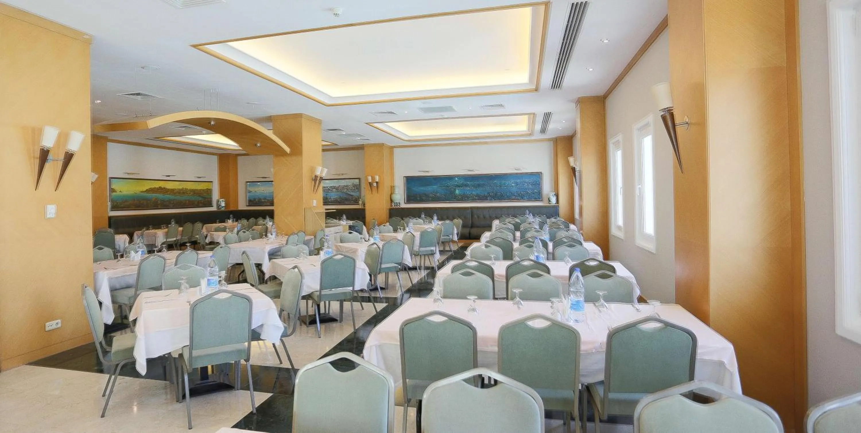 Restaurant/places to eat in Eliz Hotel Convention Center Thermal Spa & Wellnes