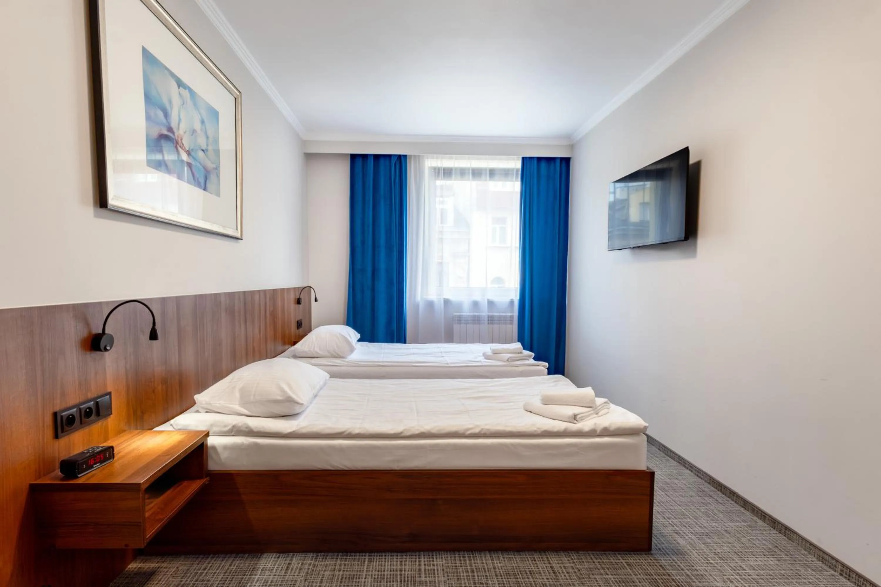 Communal lounge/ TV room, Bed in Noclegi Hit Rooms & Apartments