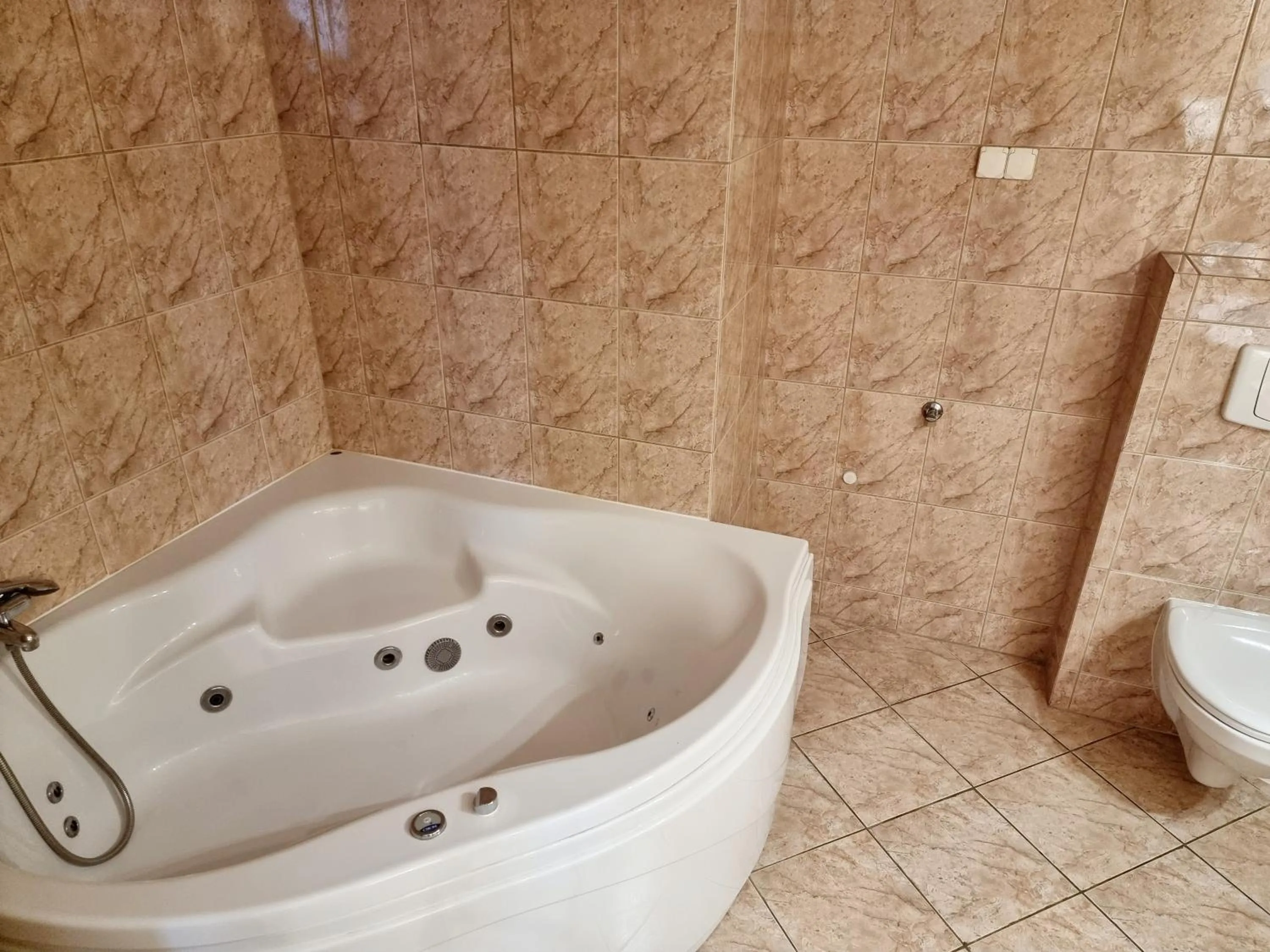 Toilet in Noclegi Hit Rooms & Apartments