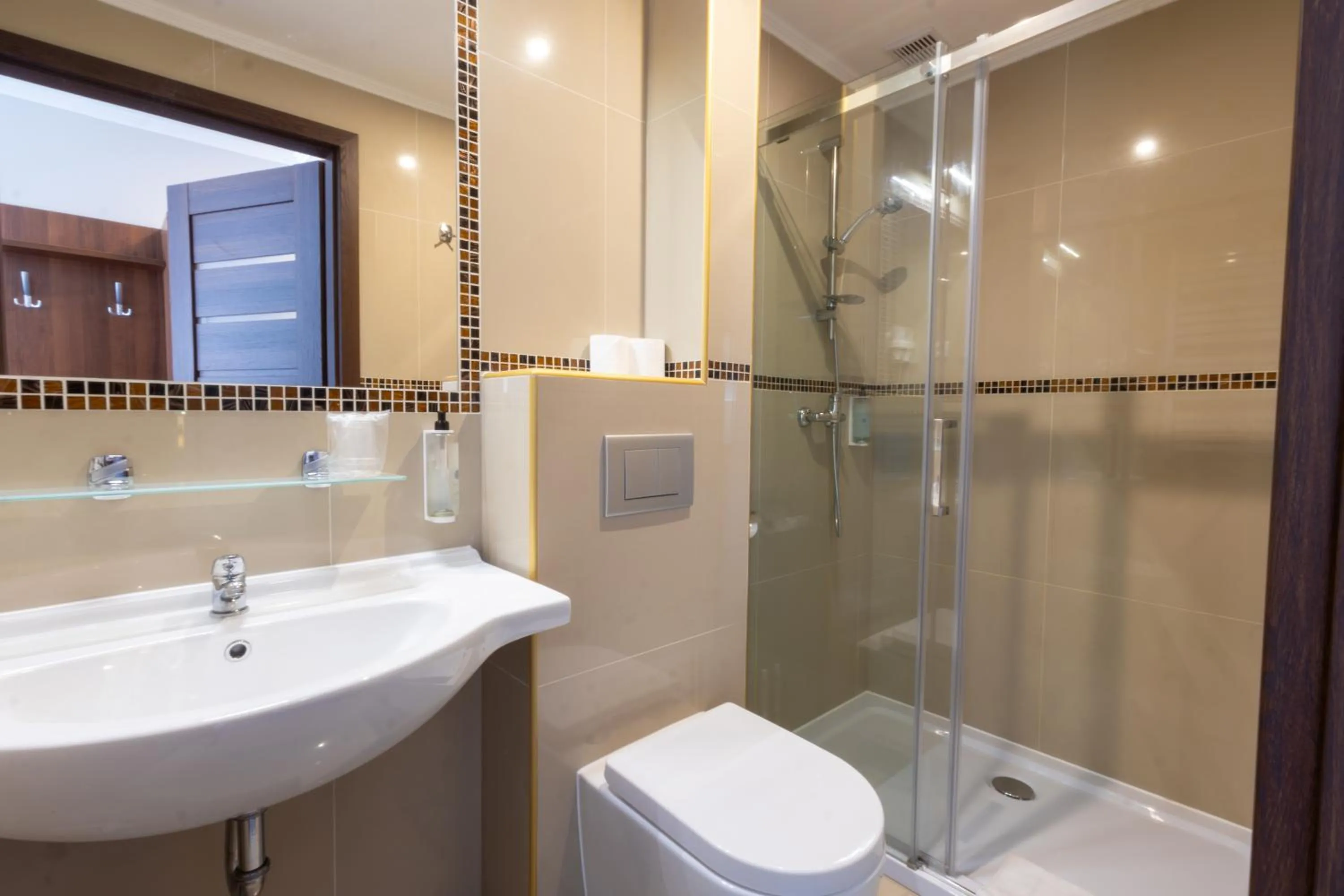 Shower in Noclegi Hit Rooms & Apartments