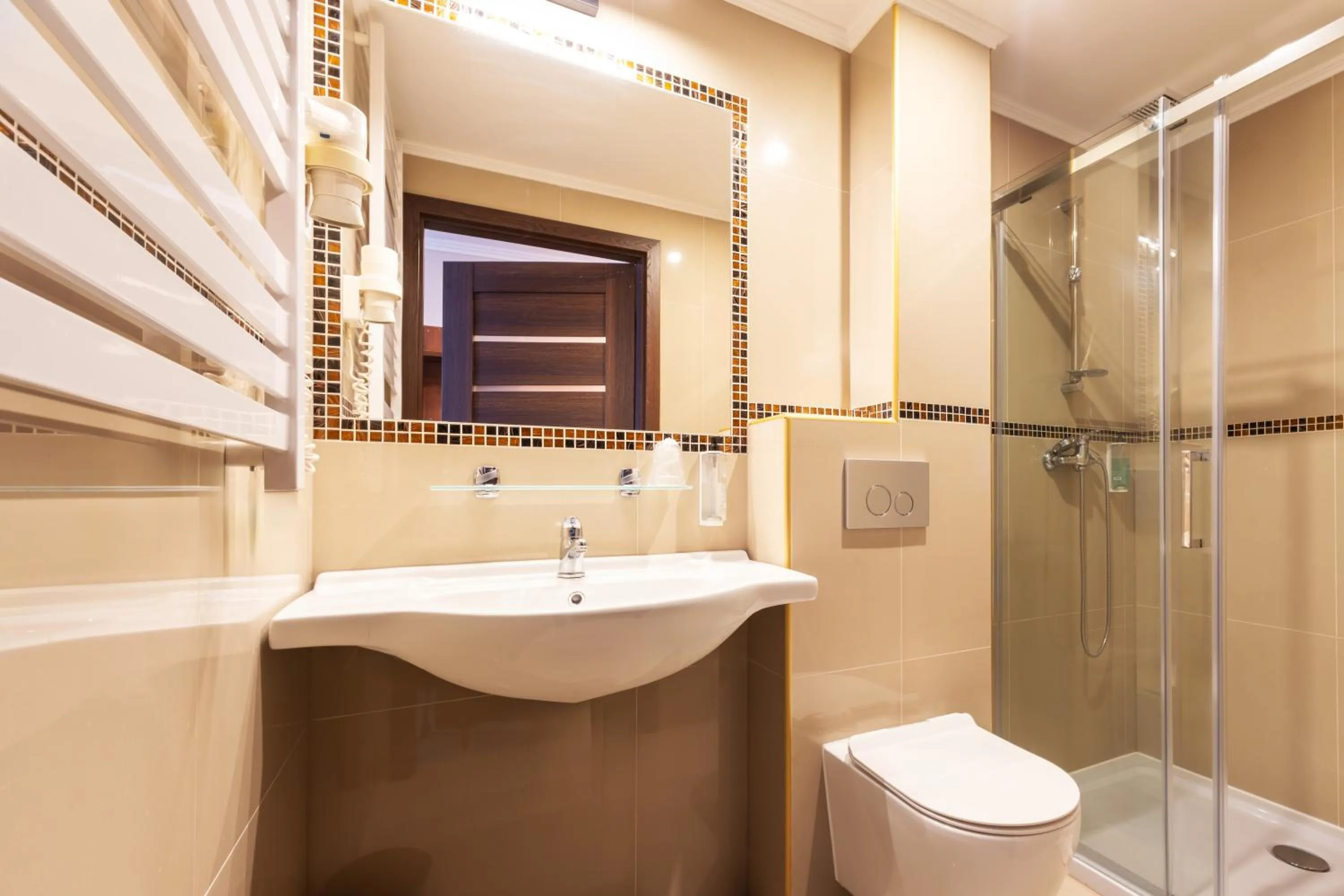 Shower in Noclegi Hit Rooms & Apartments