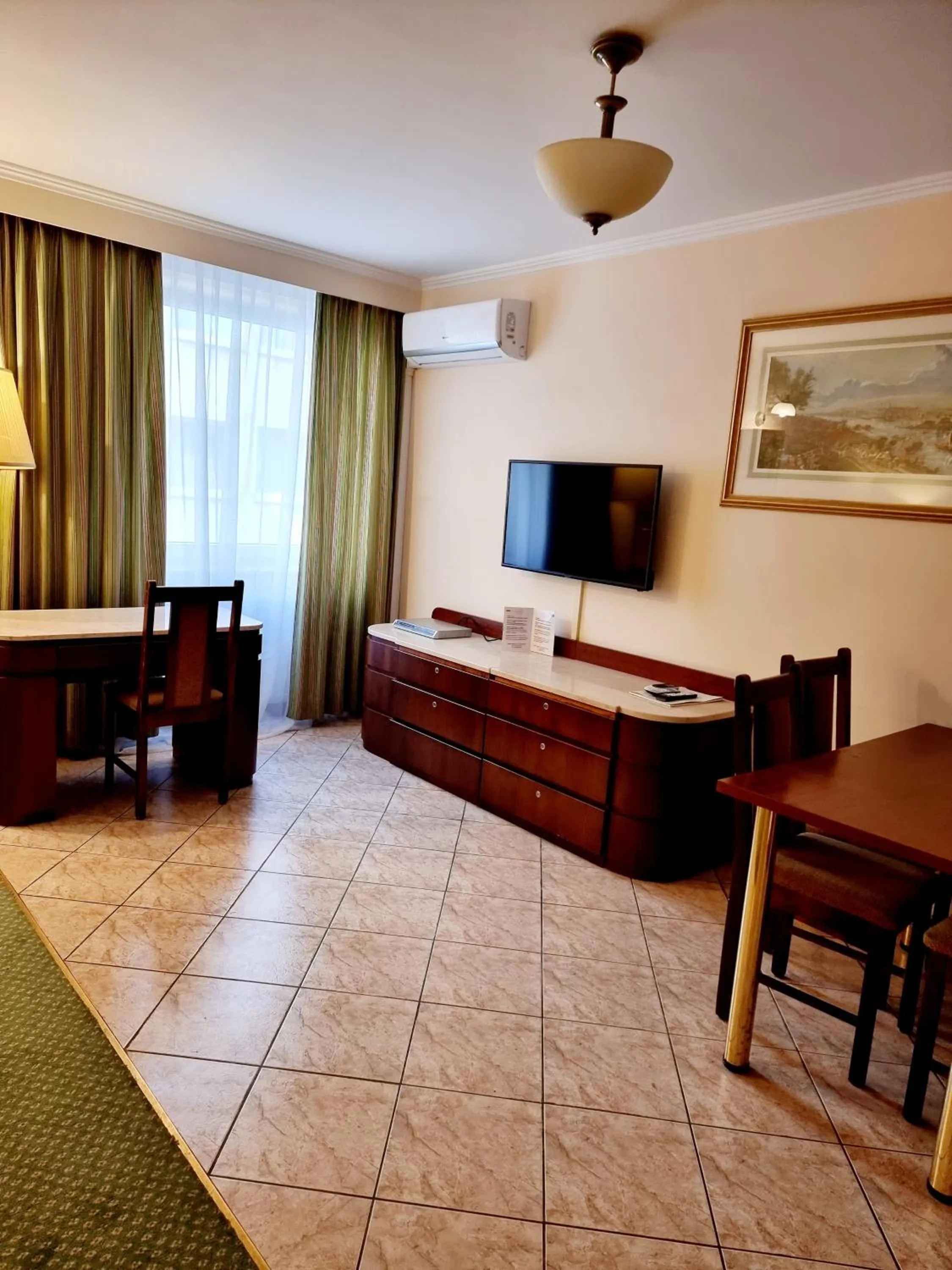 Communal lounge/ TV room in Noclegi Hit Rooms & Apartments