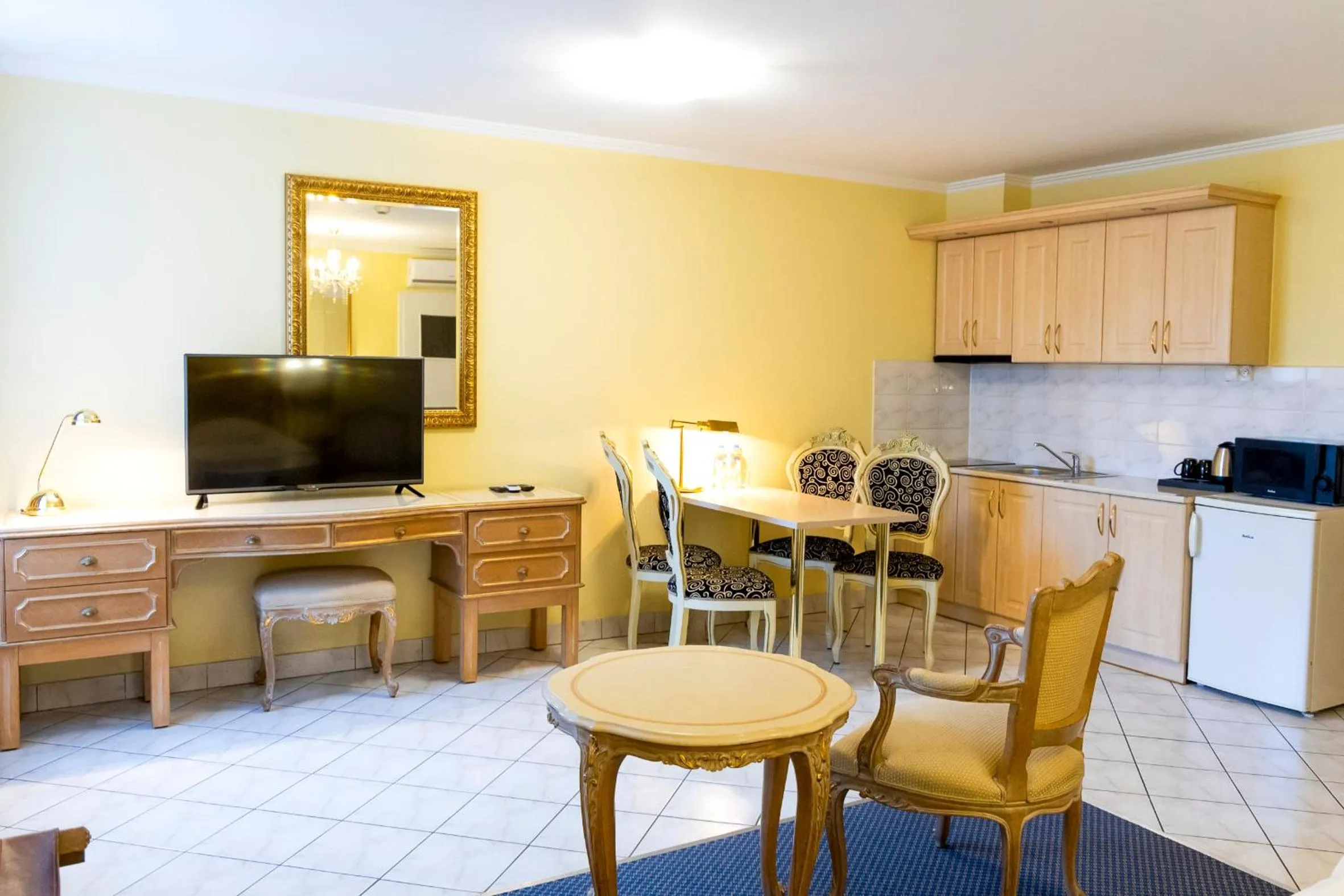 TV and multimedia in Noclegi Hit Rooms & Apartments