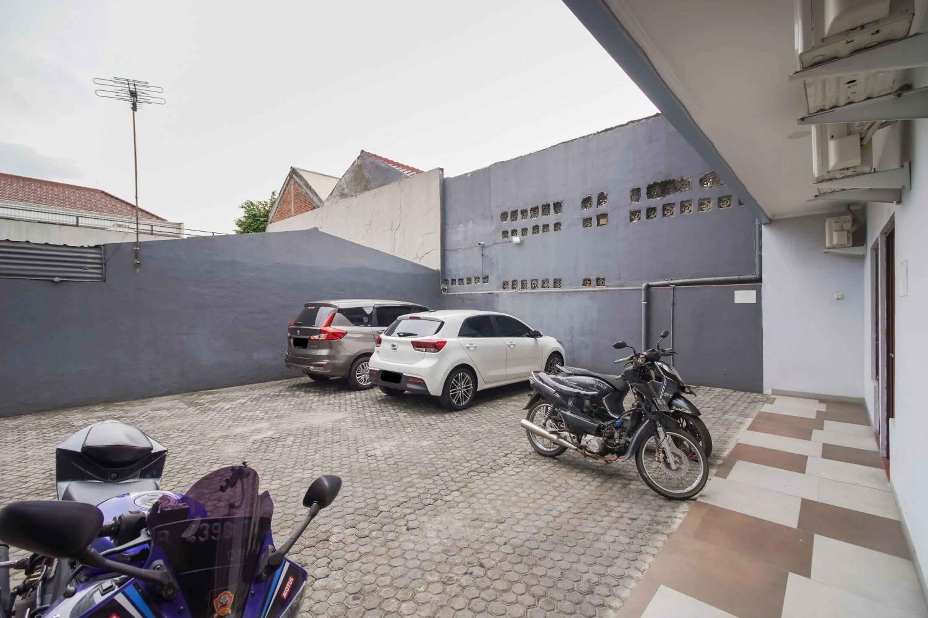 Parking in Urbanview Hotel Arafuru Residence Duren Sawit