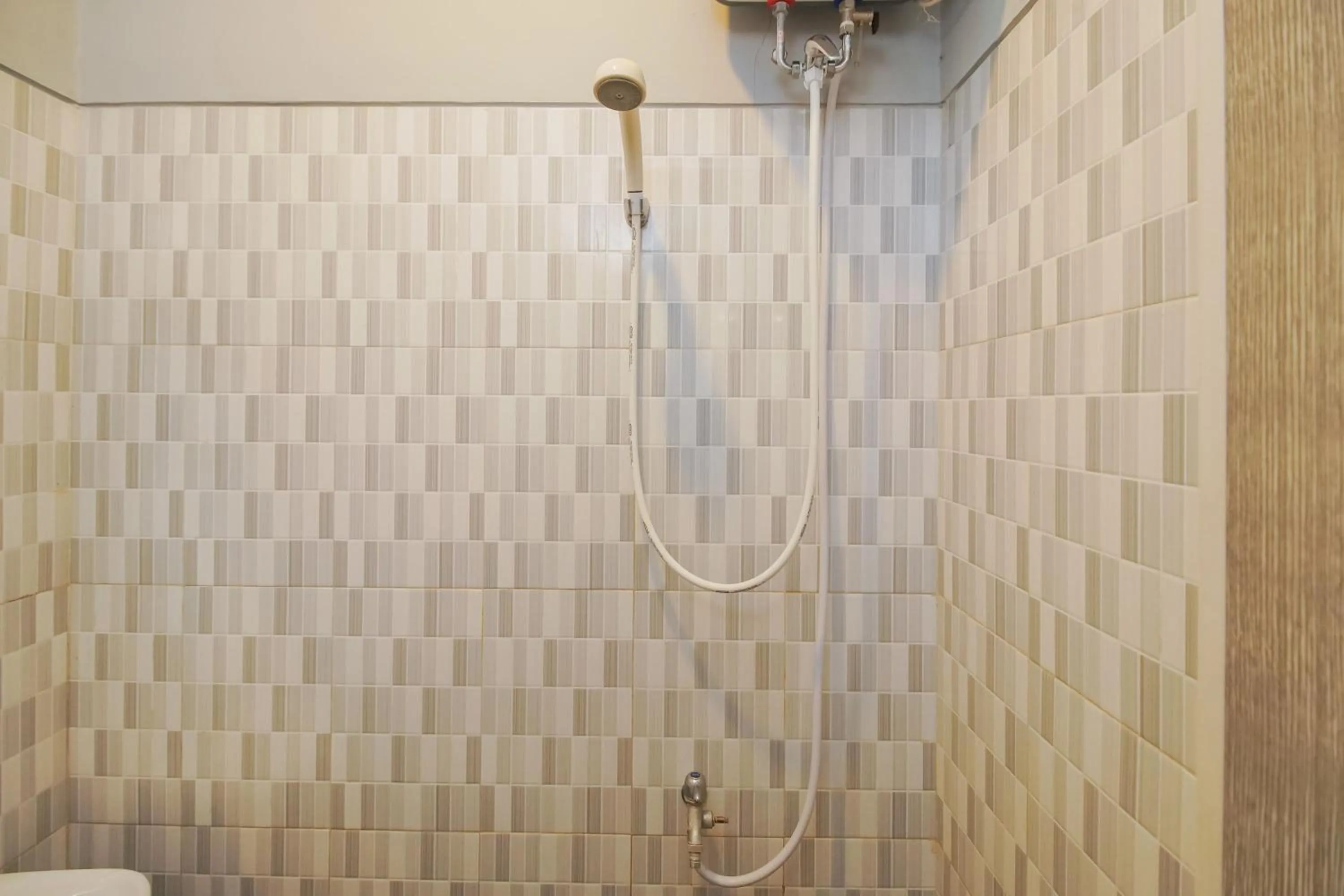 Shower in Urbanview Hotel Arafuru Residence Duren Sawit