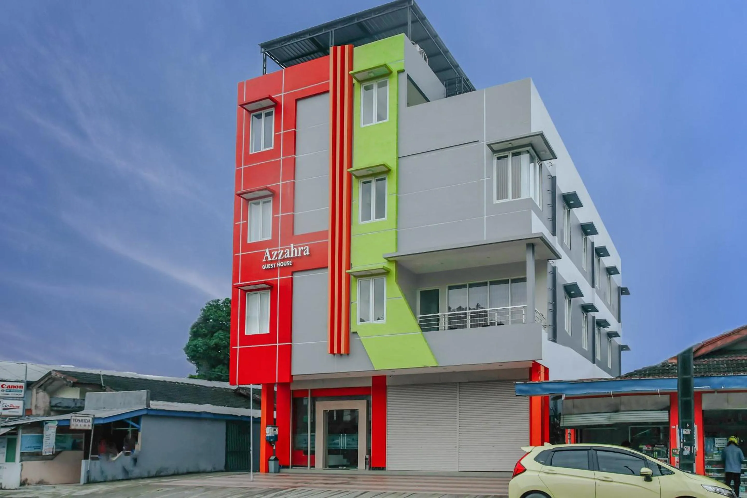 Facade/entrance in Hotel O Azzahra Guest House Syariah