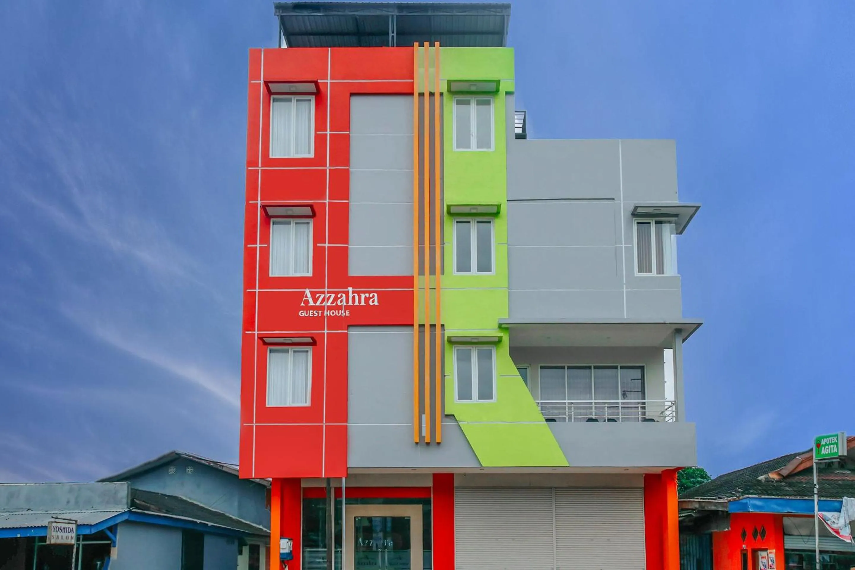 Facade/entrance in Hotel O Azzahra Guest House Syariah