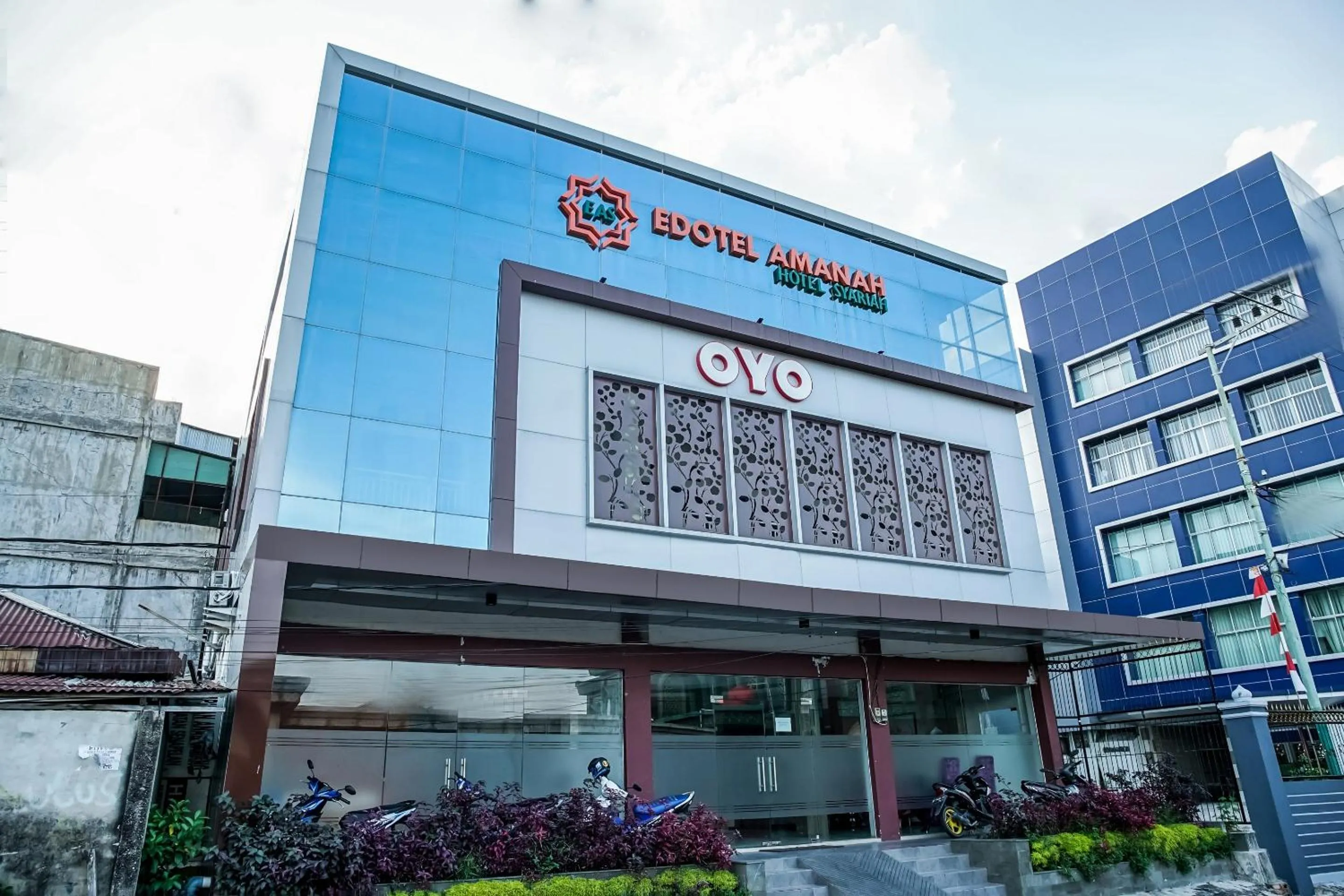 Facade/entrance in OYO 889 Edotel Amanah Hotel Syariah By Smk Muhammadiyah 1