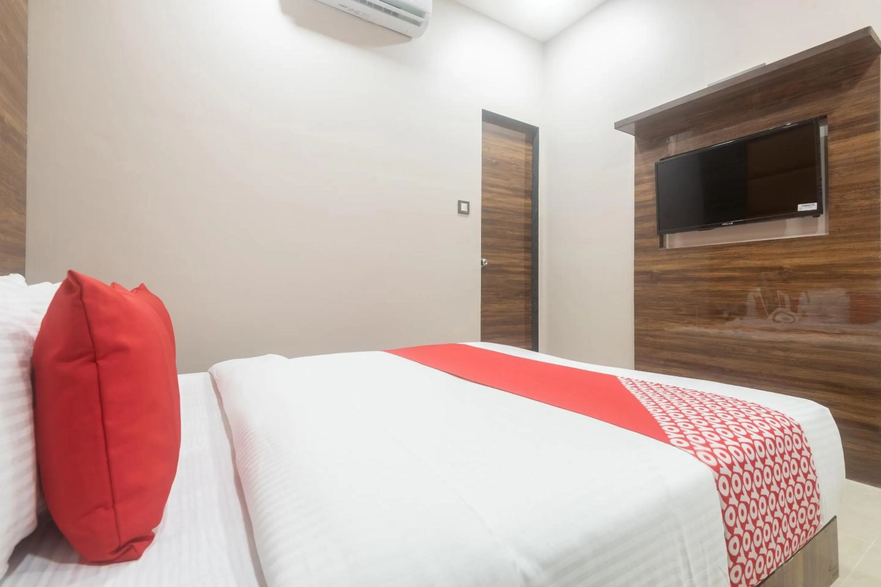 Bedroom, TV/Entertainment Center in OYO Hotel Blue Executive Near Chhatrapati Shivaji International Airport