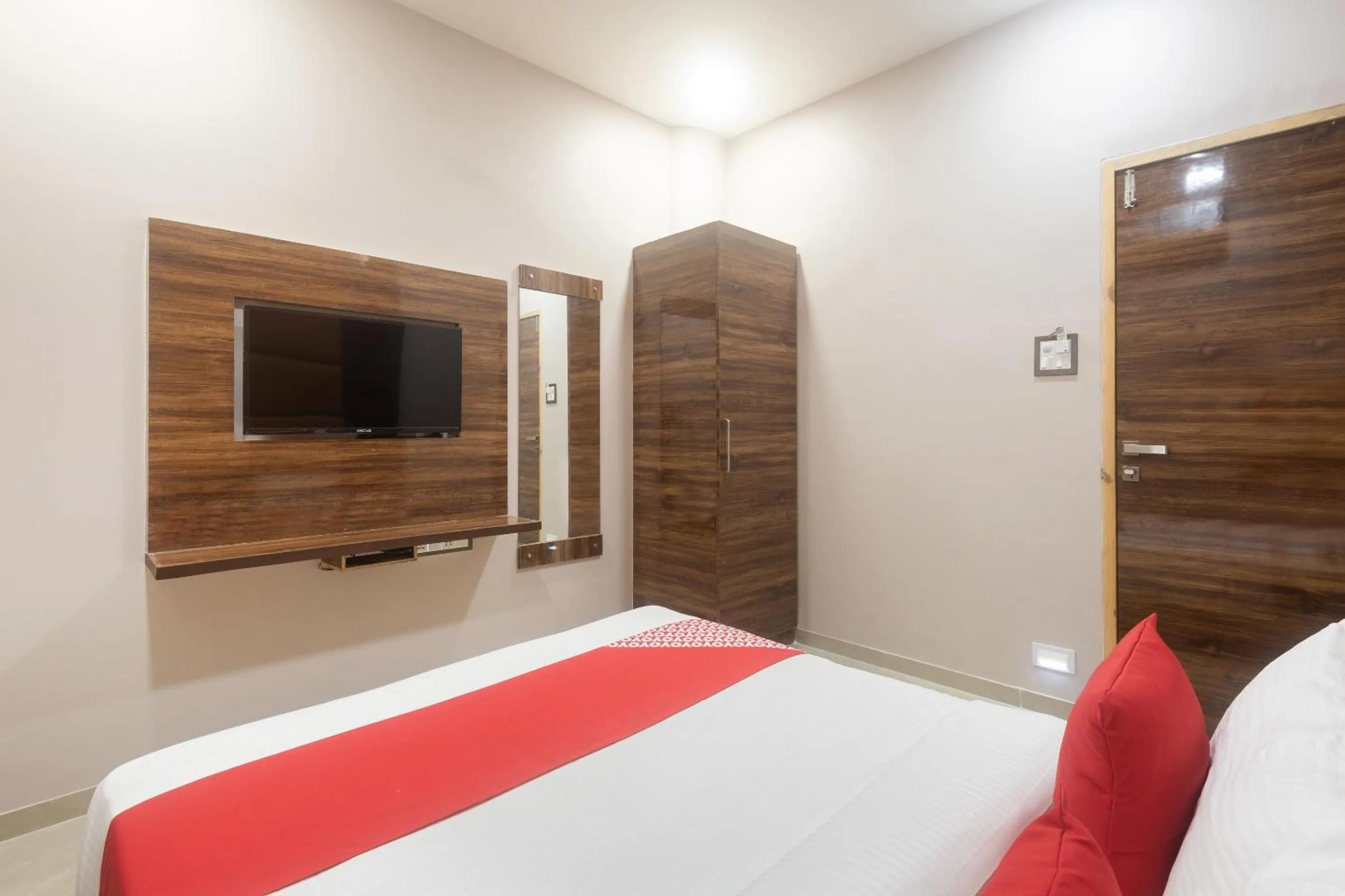 Lobby or reception, TV/Entertainment Center in OYO Hotel Blue Executive Near Chhatrapati Shivaji International Airport