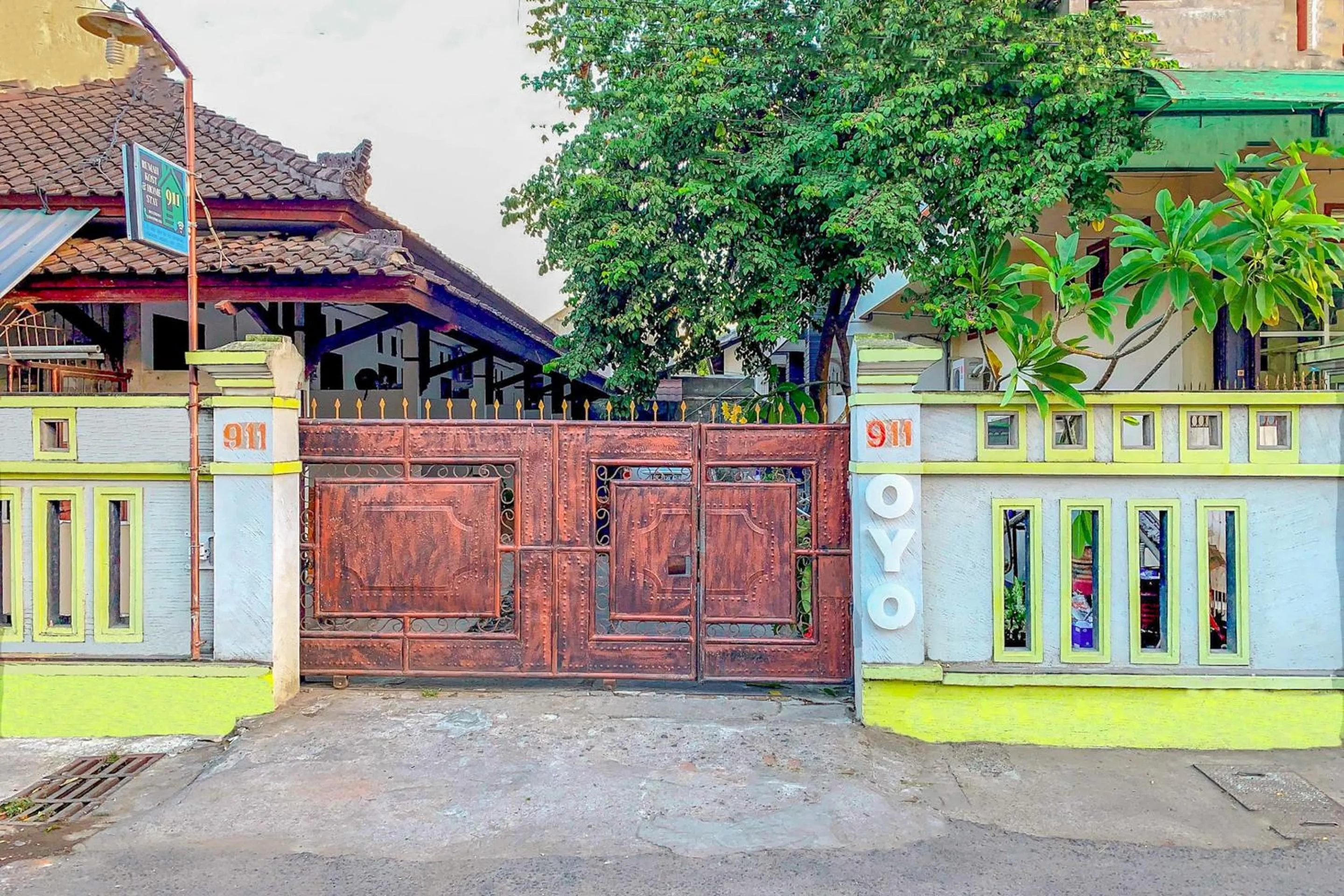 Property building in Kost & Homestay 911