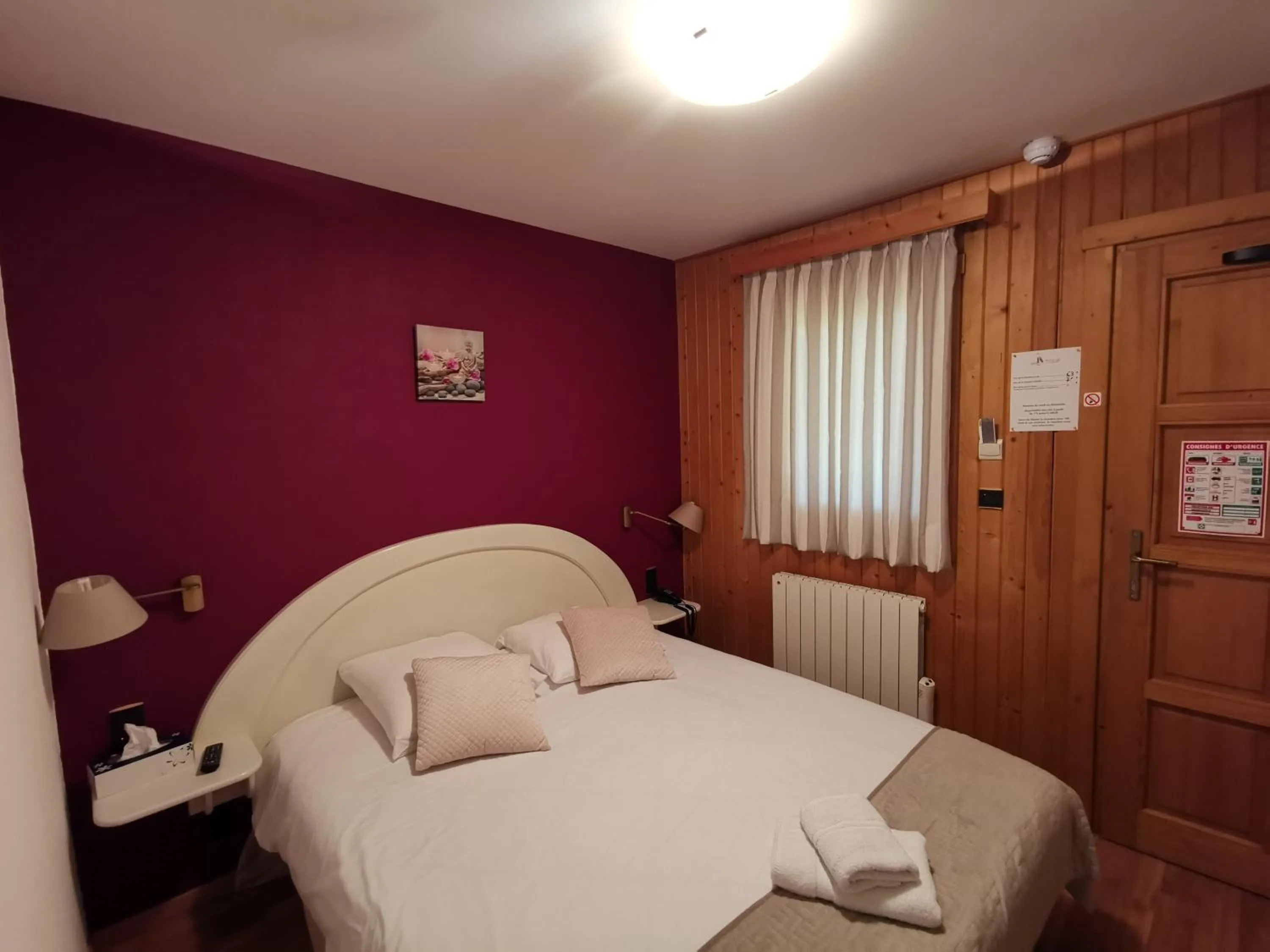 Bed in Auberge Saint-Jean