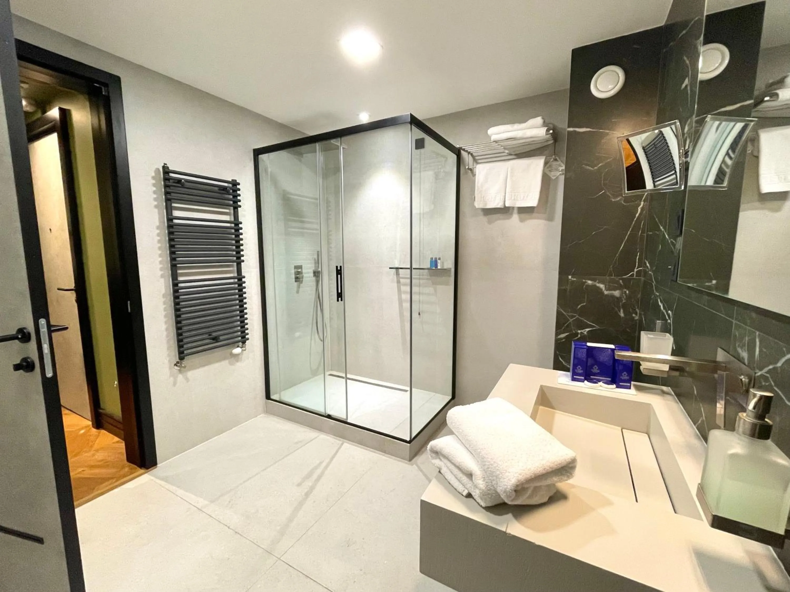 Bathroom in Hotel Solun