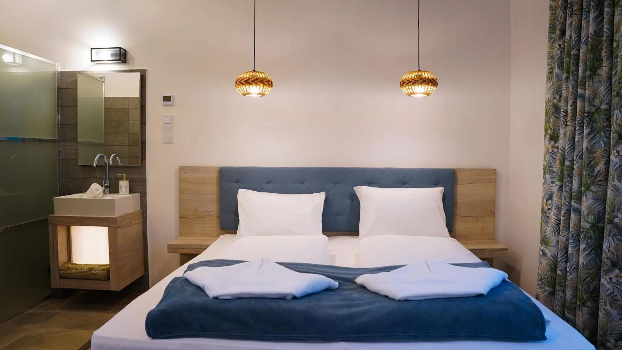 Bed in Napsugár Club és Panzió