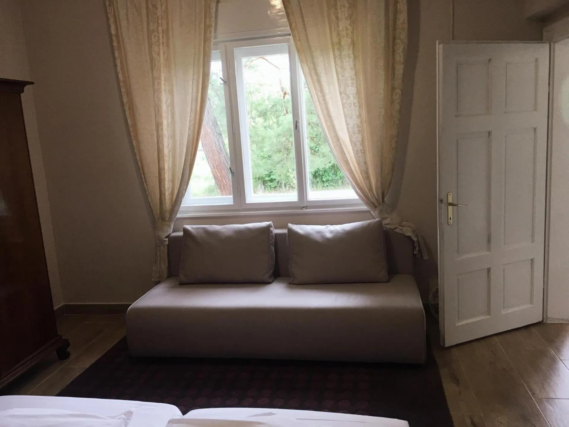 Living room, Bed in Napsugár Club és Panzió