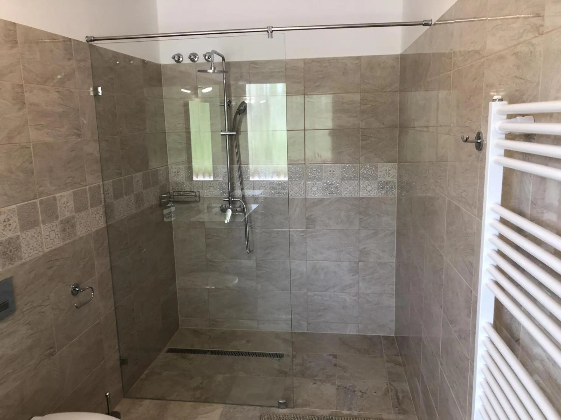 Shower in Napsugár Club és Panzió