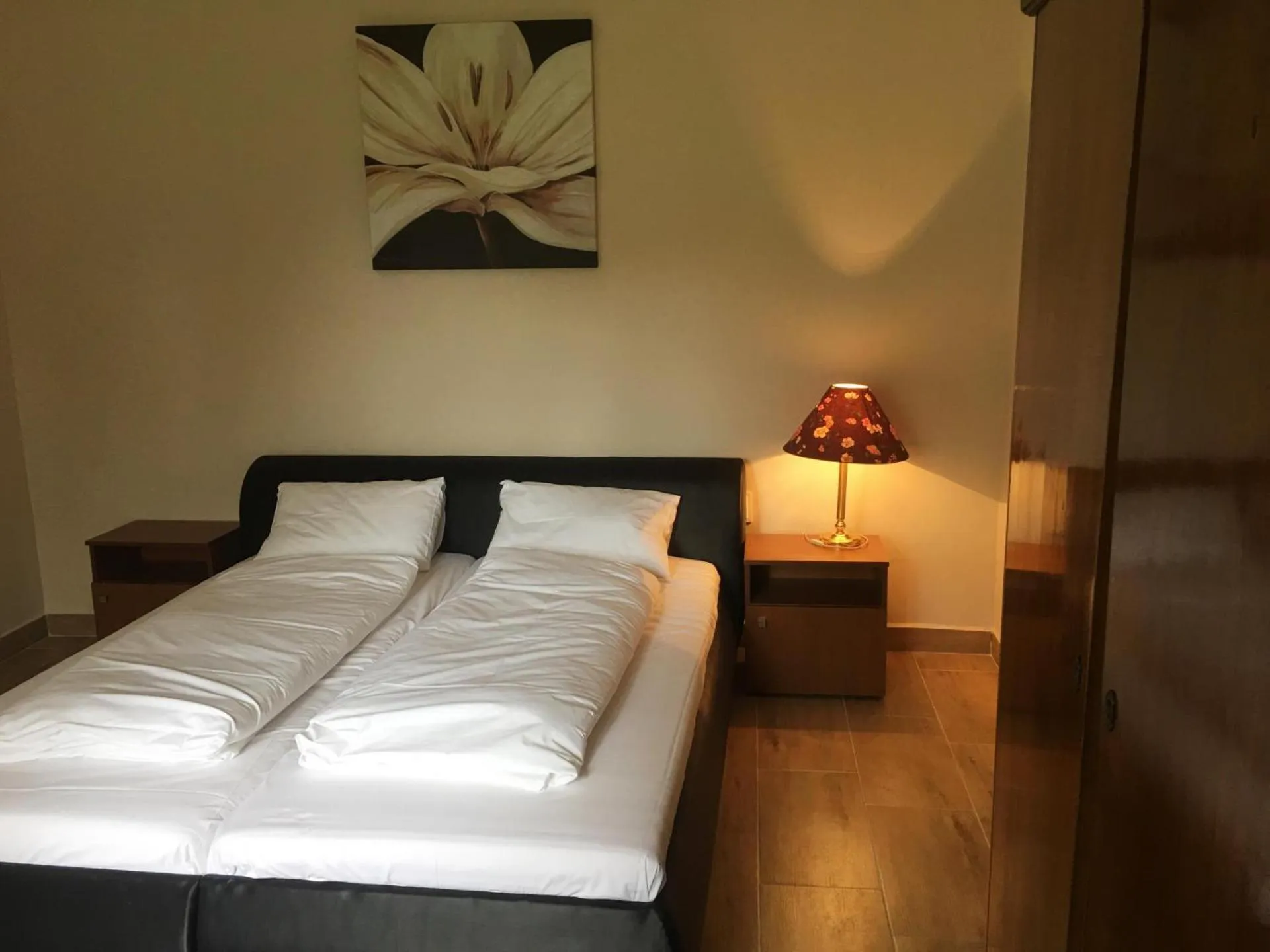 Bed in Napsugár Club és Panzió