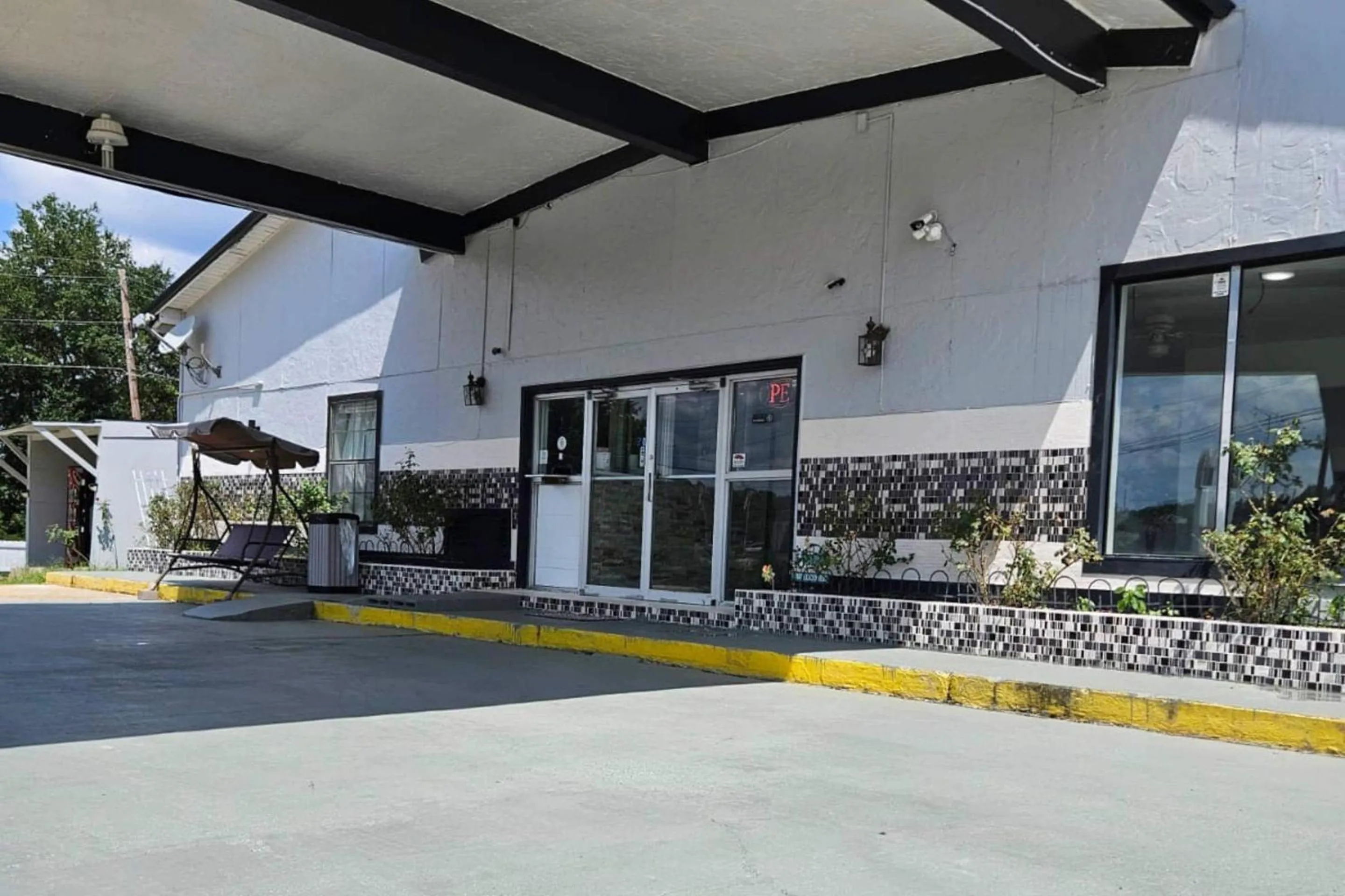 Property building in Rodeway Inn Hattiesburg North